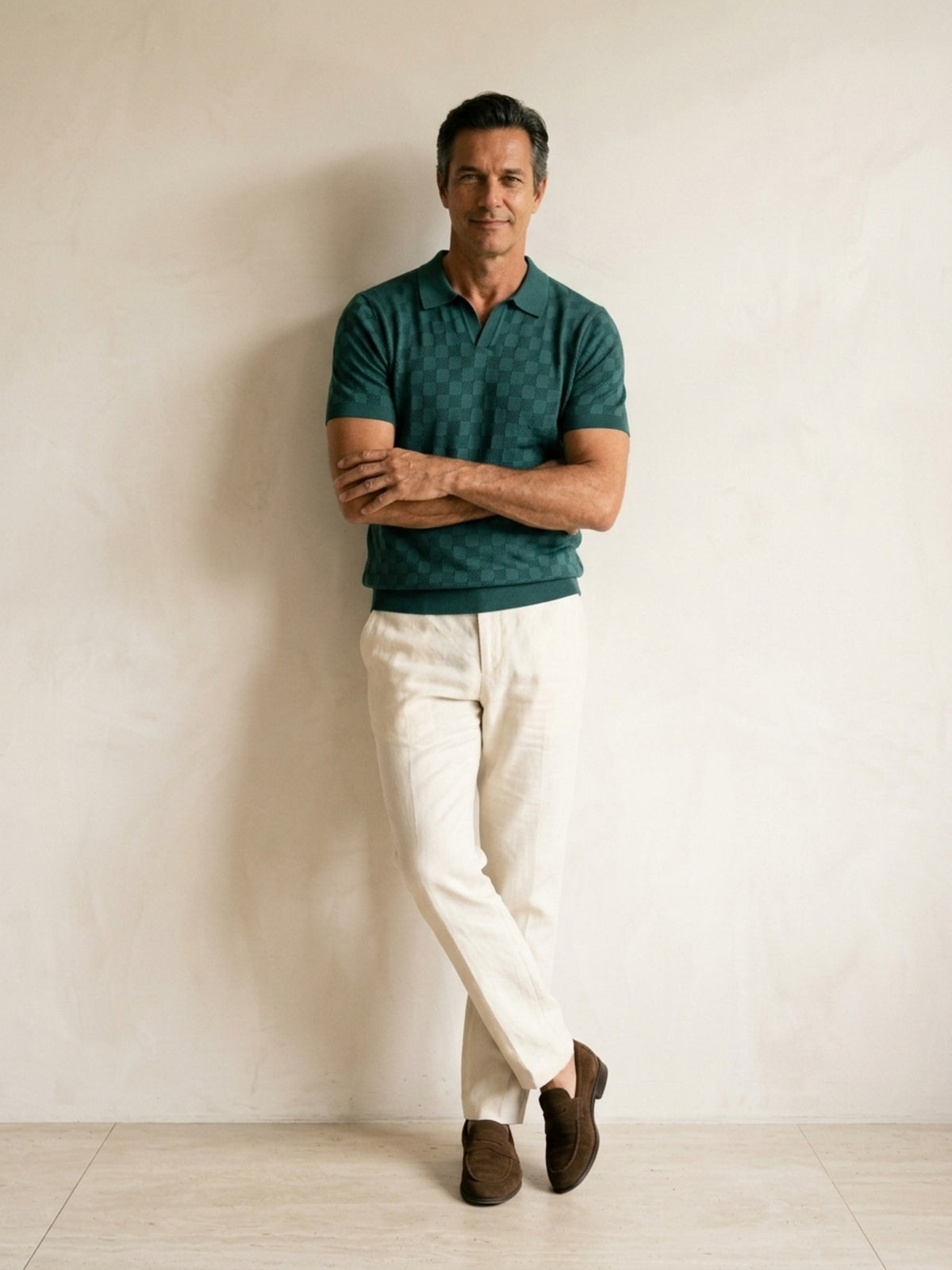 Verde | Camisa polo de tricô slim Sartong Amboise verde – modelo encostado na parede