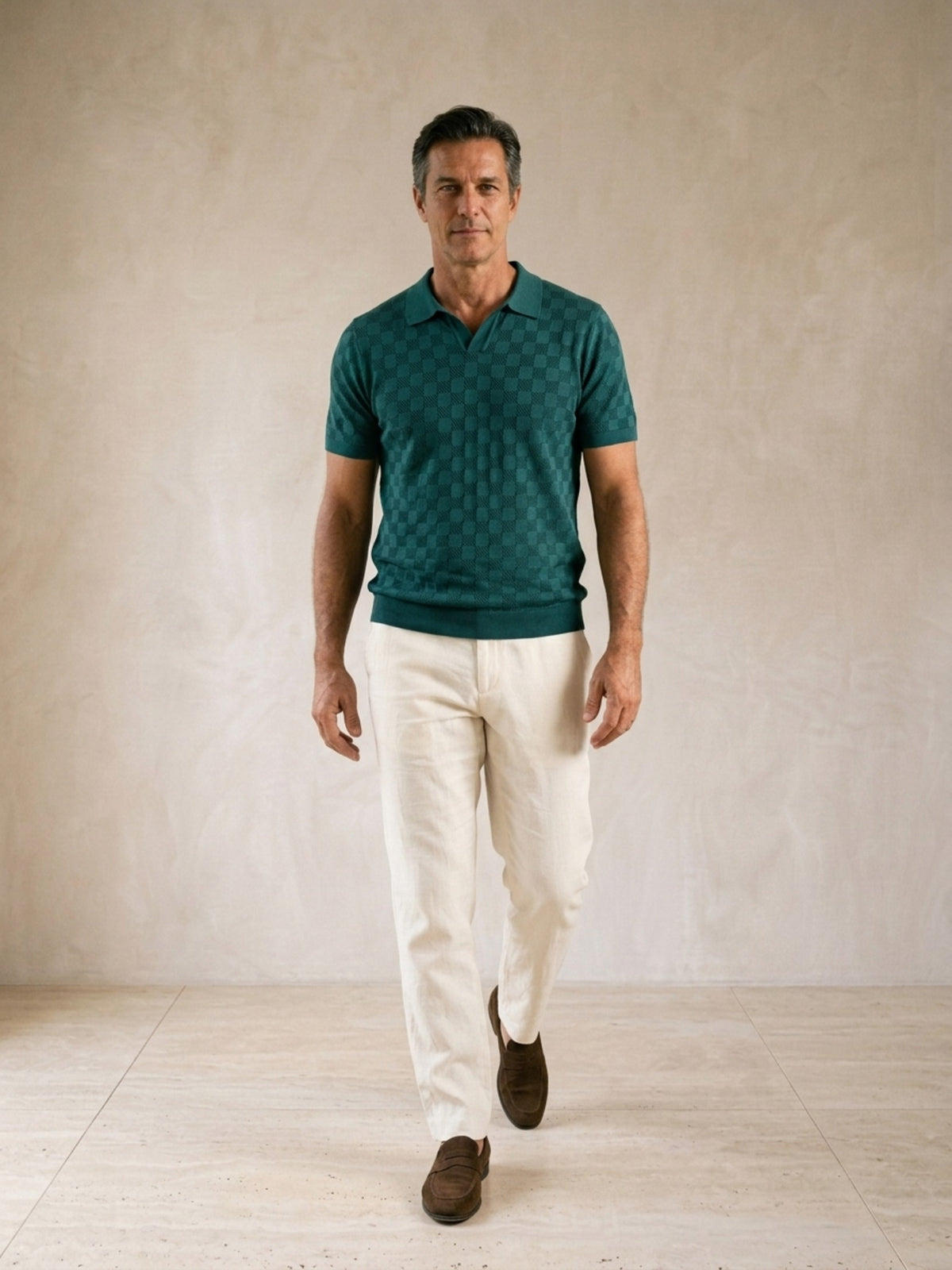 Verde | Camisa polo de tricô slim Sartong Amboise verde – corpo inteiro, modelo caminhando