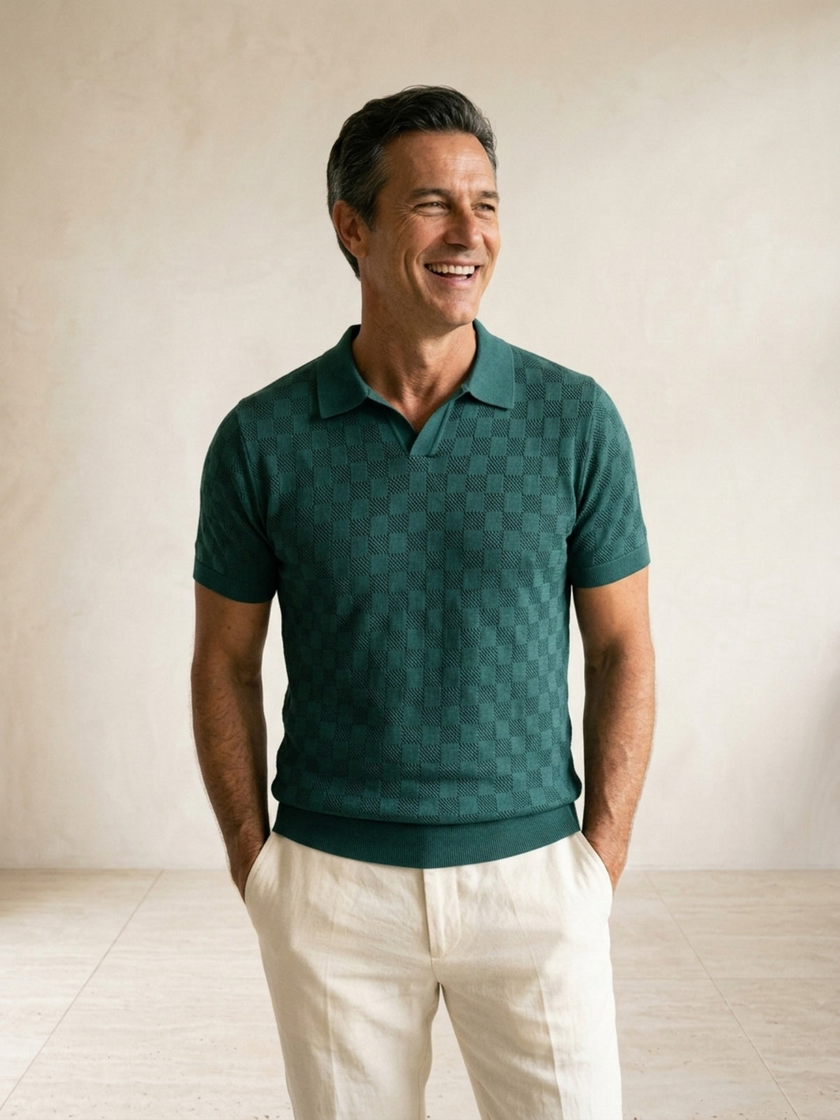 Verde | Camisa polo de tricô slim Sartong Amboise verde – modelo sorrindo, recorte médio