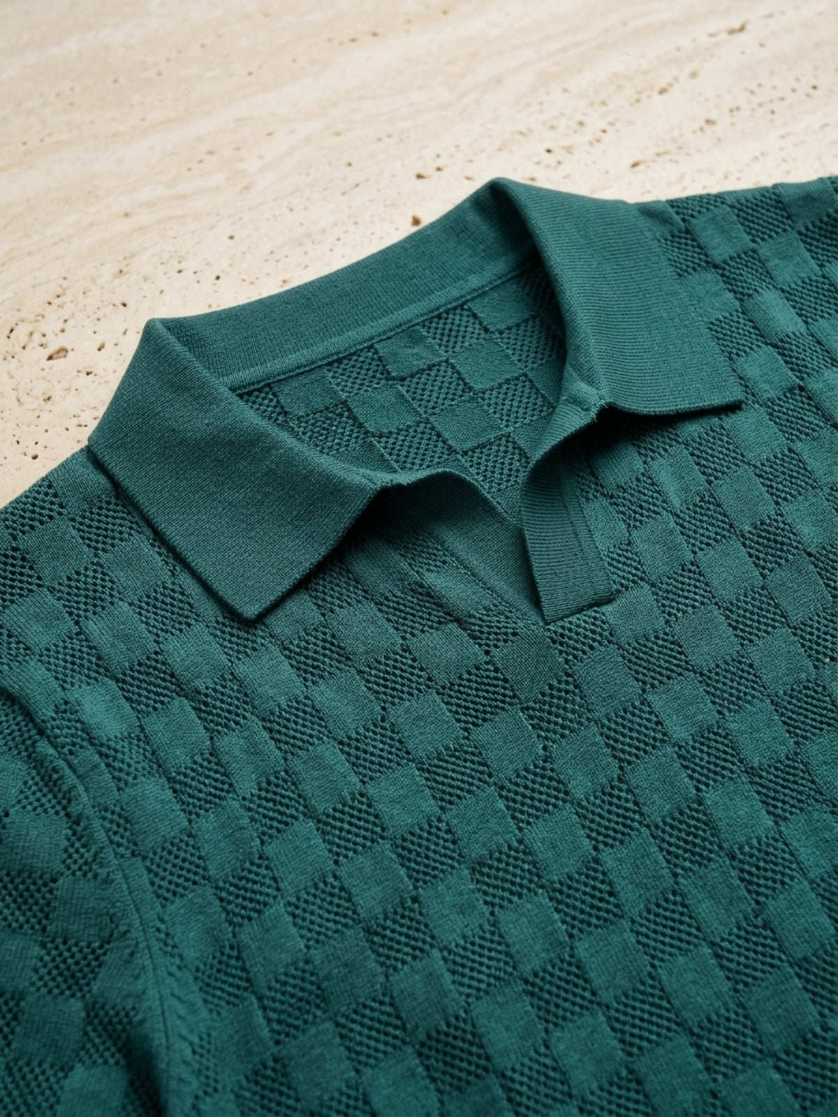 Verde | Camisa polo de tricô slim Sartong Amboise verde – detalhe da trama xadrez e da gola