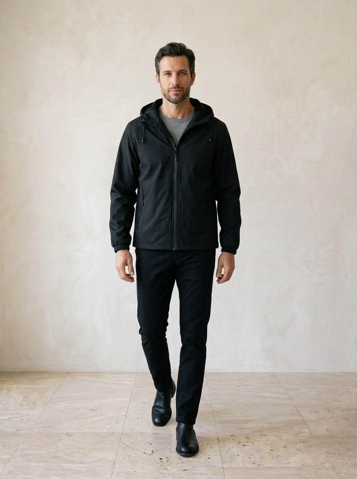 Preto | Jaqueta com capuz forrada de fleece Amersfoort preto – corpo inteiro, modelo caminhando