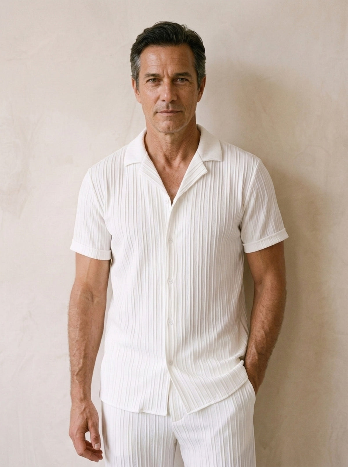 Branco | Conjunto camisa gola cubana e calça texturizada Amorgos branco – no corpo, vista de frente