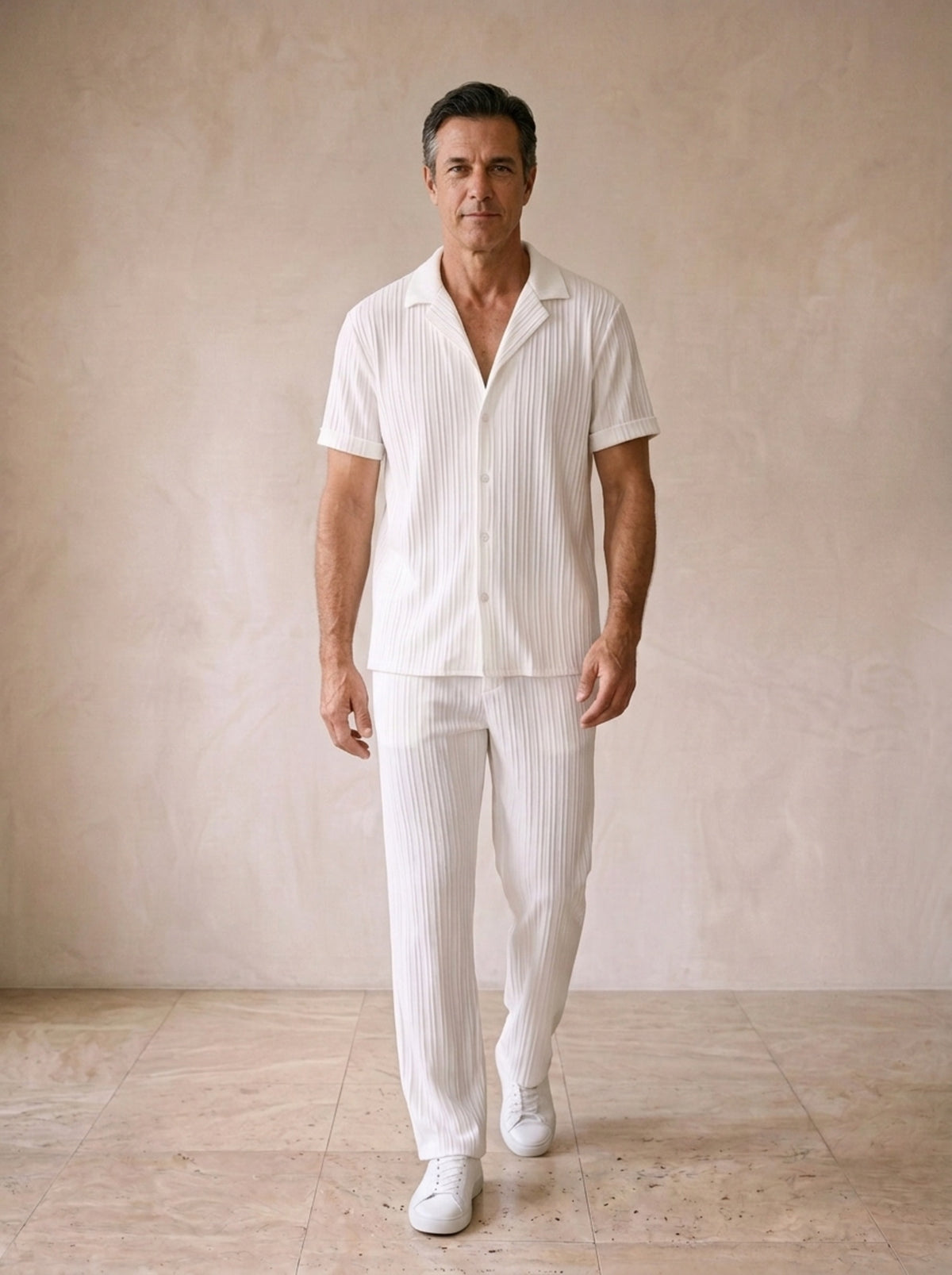 Branco | Conjunto camisa gola cubana e calça texturizada Amorgos branco – corpo inteiro, modelo caminhando