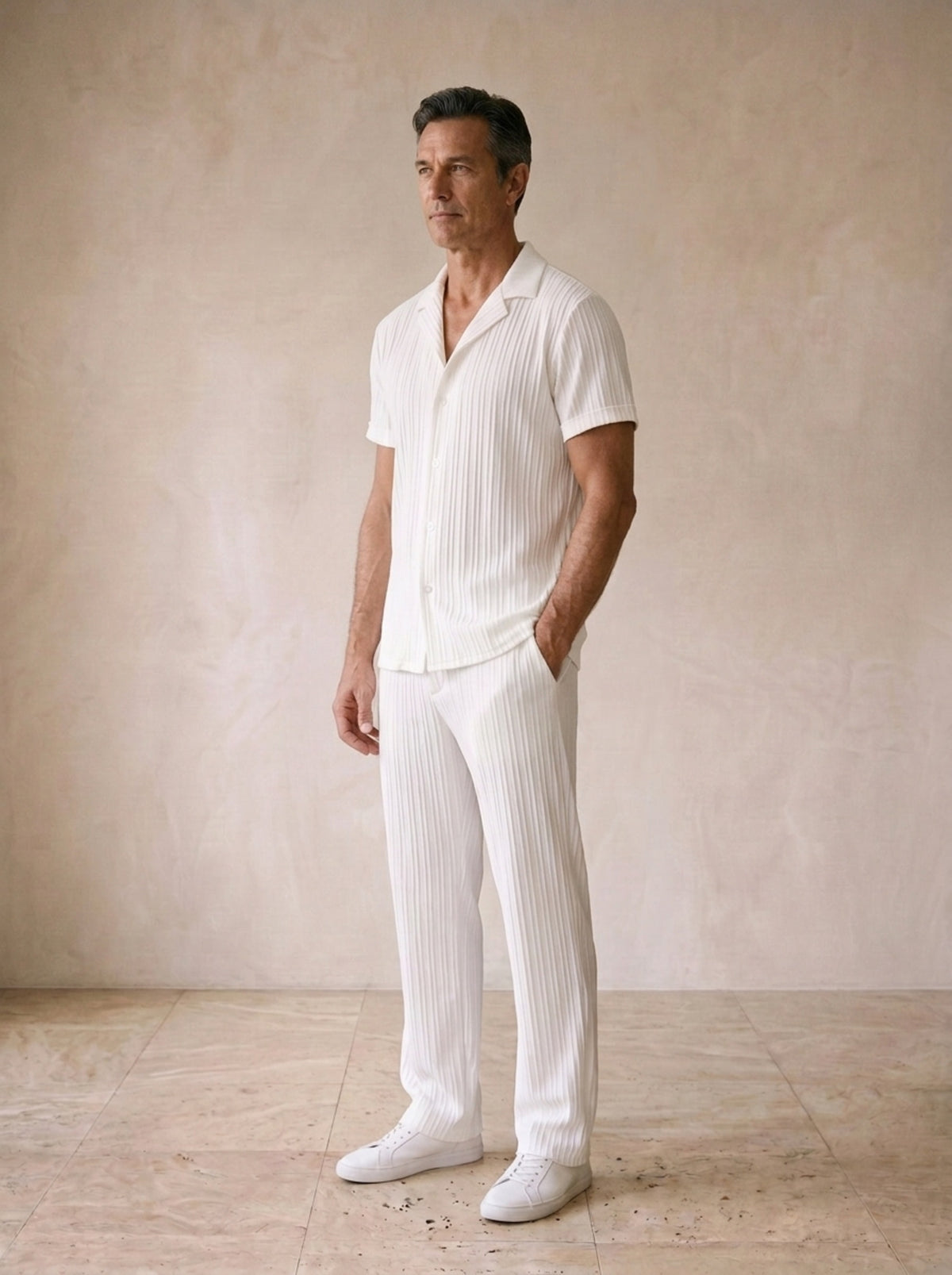 Branco | Conjunto camisa gola cubana e calça texturizada Amorgos branco – vista três quartos