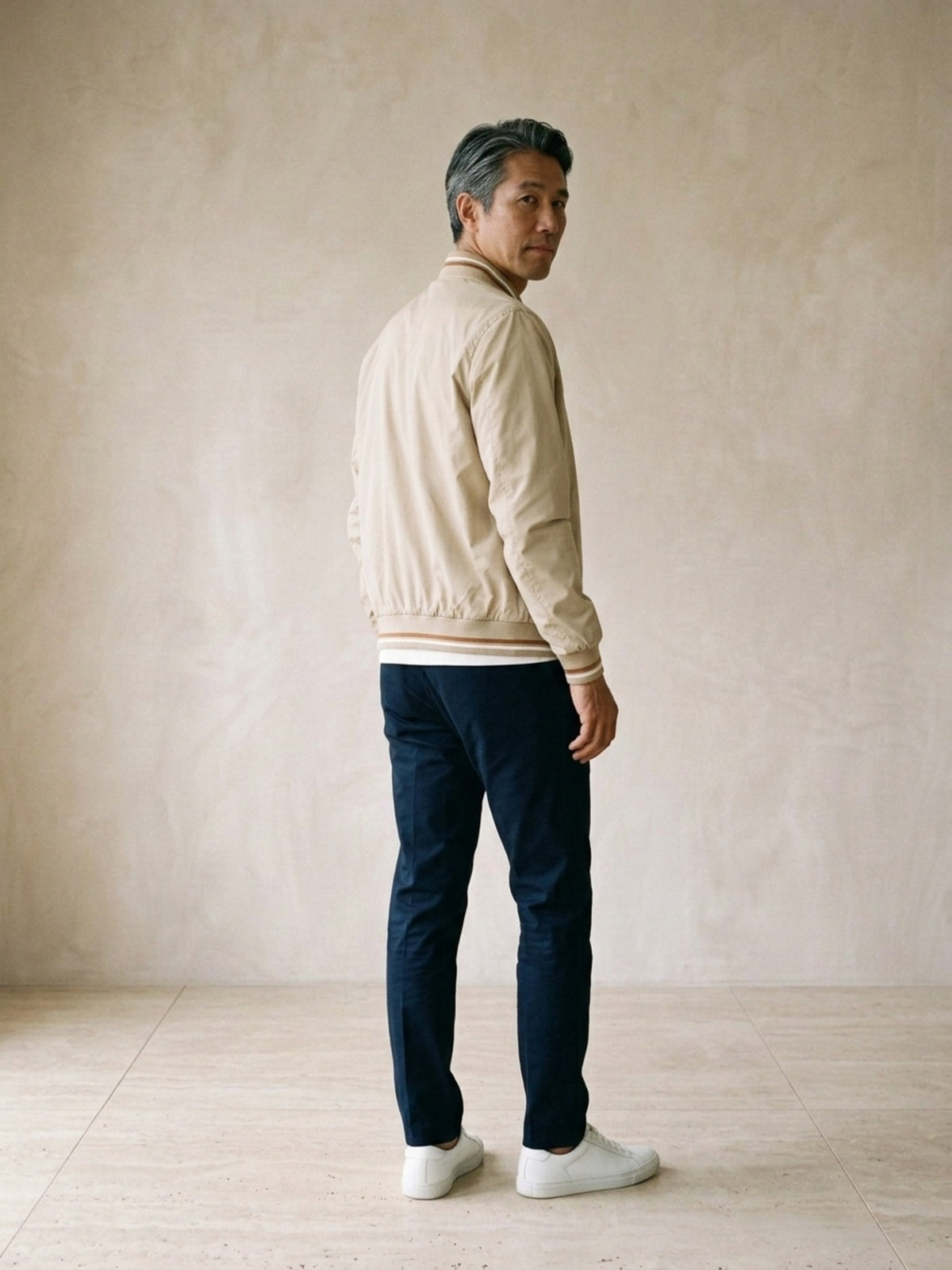 Caqui | Jaqueta casual Sartong Amsterdam caqui – costas, olhando por cima do ombro