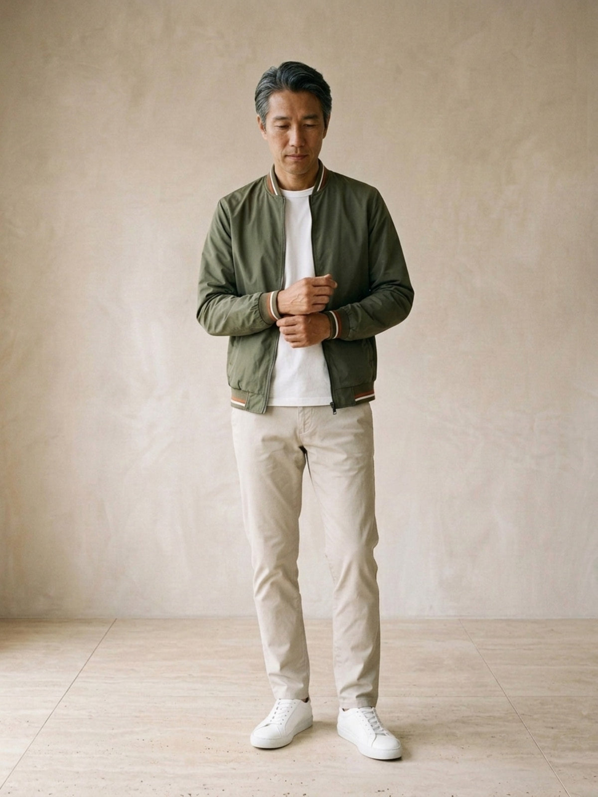 Verde | Jaqueta casual Sartong Amsterdam verde – modelo ajustando a manga