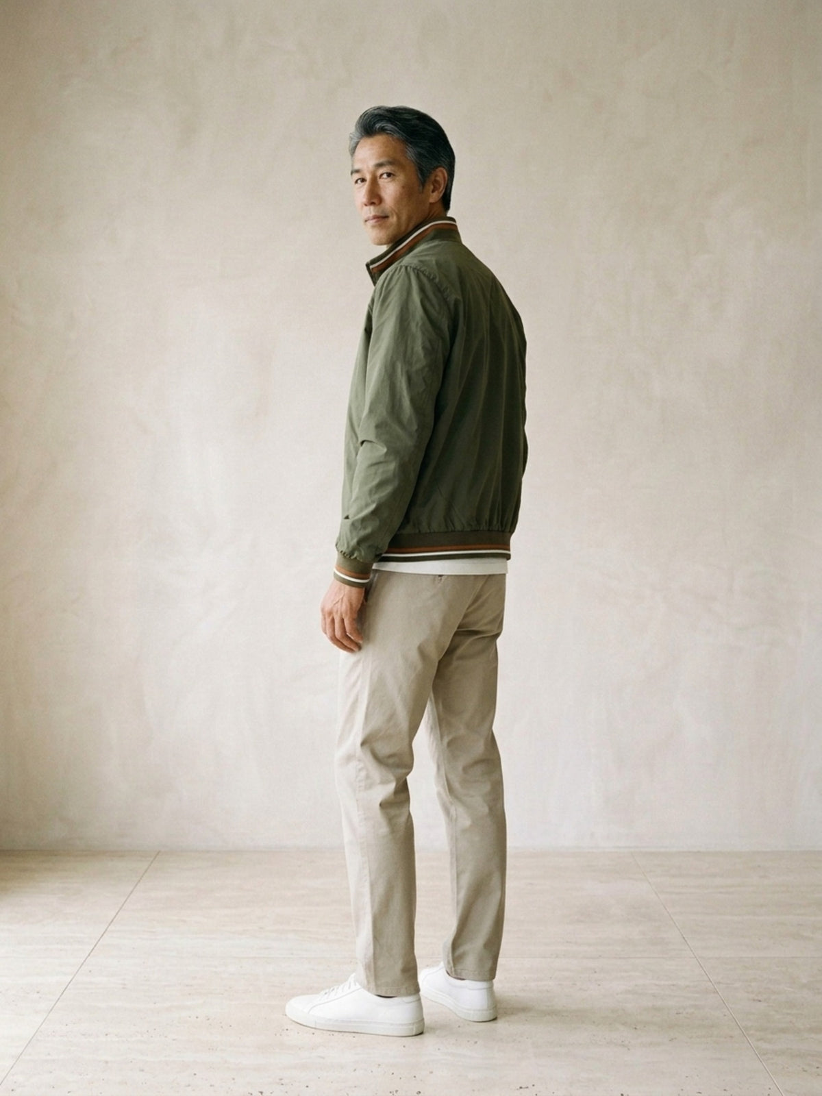 Verde | Jaqueta casual Sartong Amsterdam verde – costas, olhando por cima do ombro