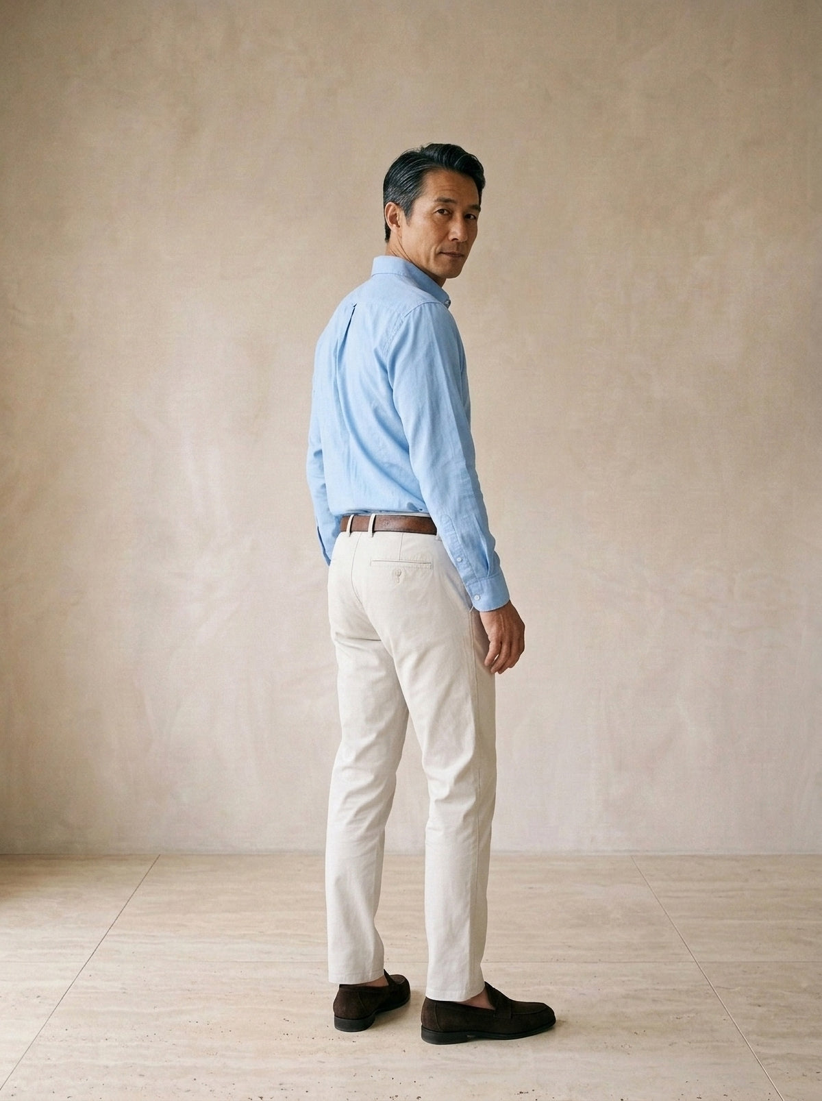 Azul | Camisa slim Annecy azul – costas, olhando por cima do ombro