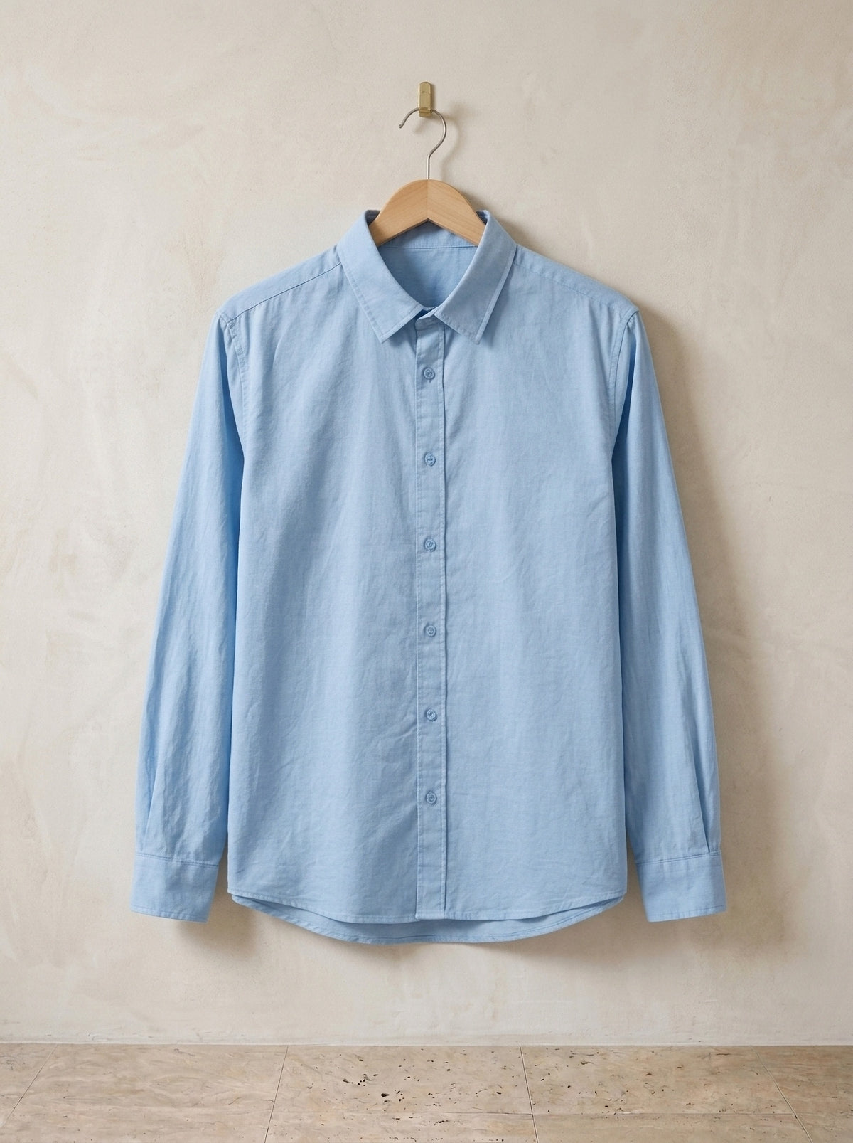 Azul | Camisa slim Annecy azul – peça sozinha, no cabide de madeira
