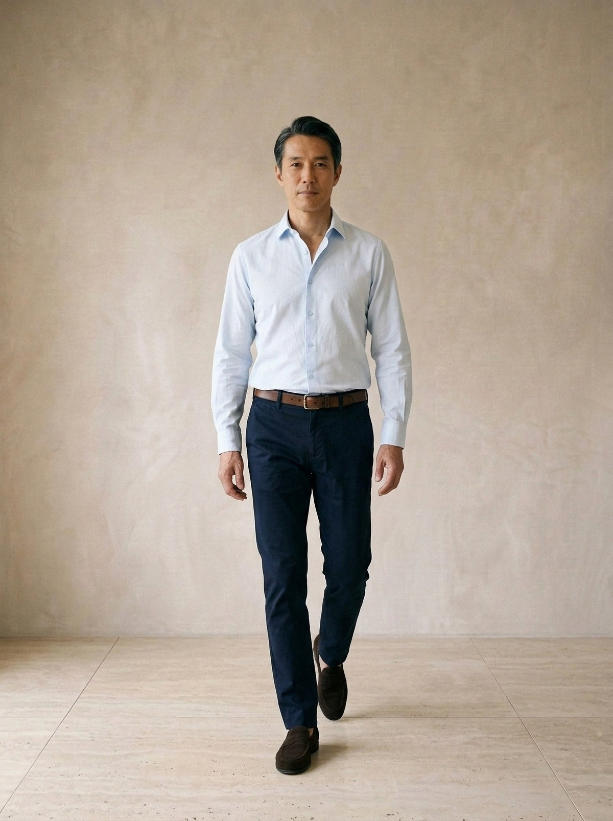 Azul-claro | Camisa slim Annecy azul-claro – corpo inteiro, modelo caminhando