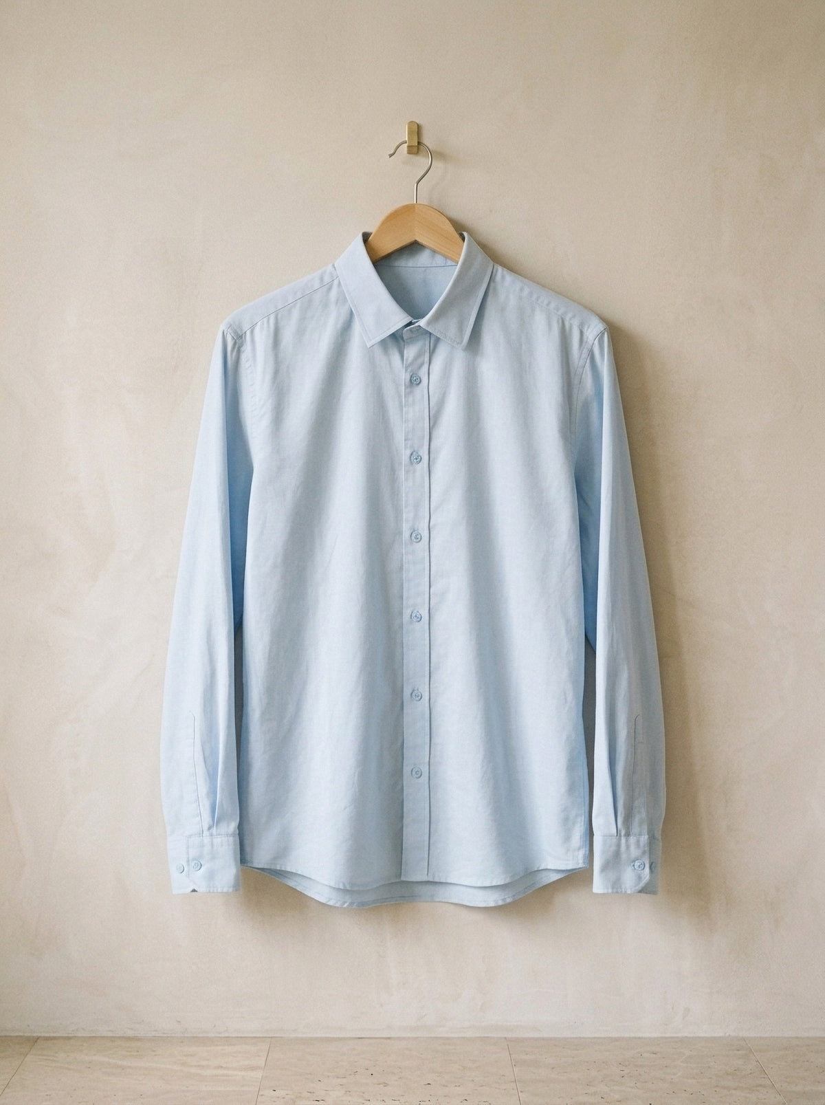 Azul-claro | Camisa slim Annecy azul-claro – peça sozinha, no cabide de madeira