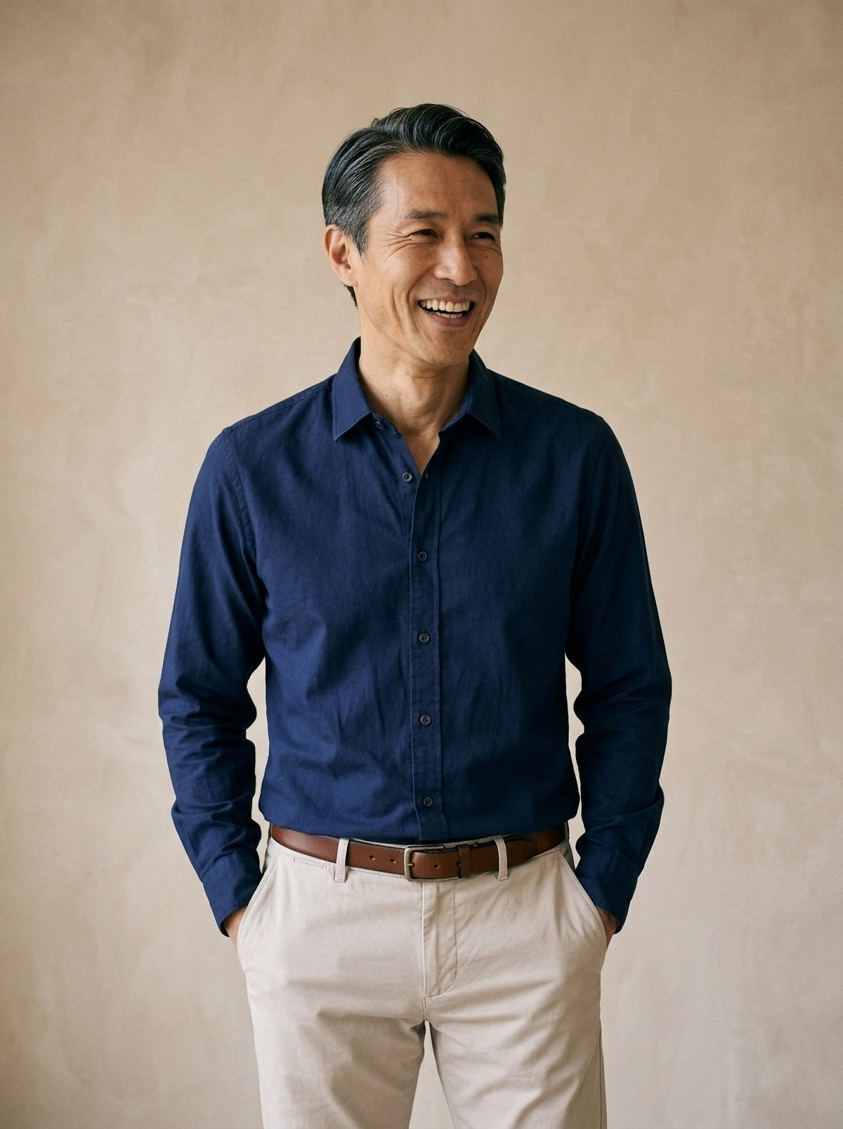 Azul-marinho | Camisa slim Annecy azul-marinho – modelo sorrindo, recorte médio