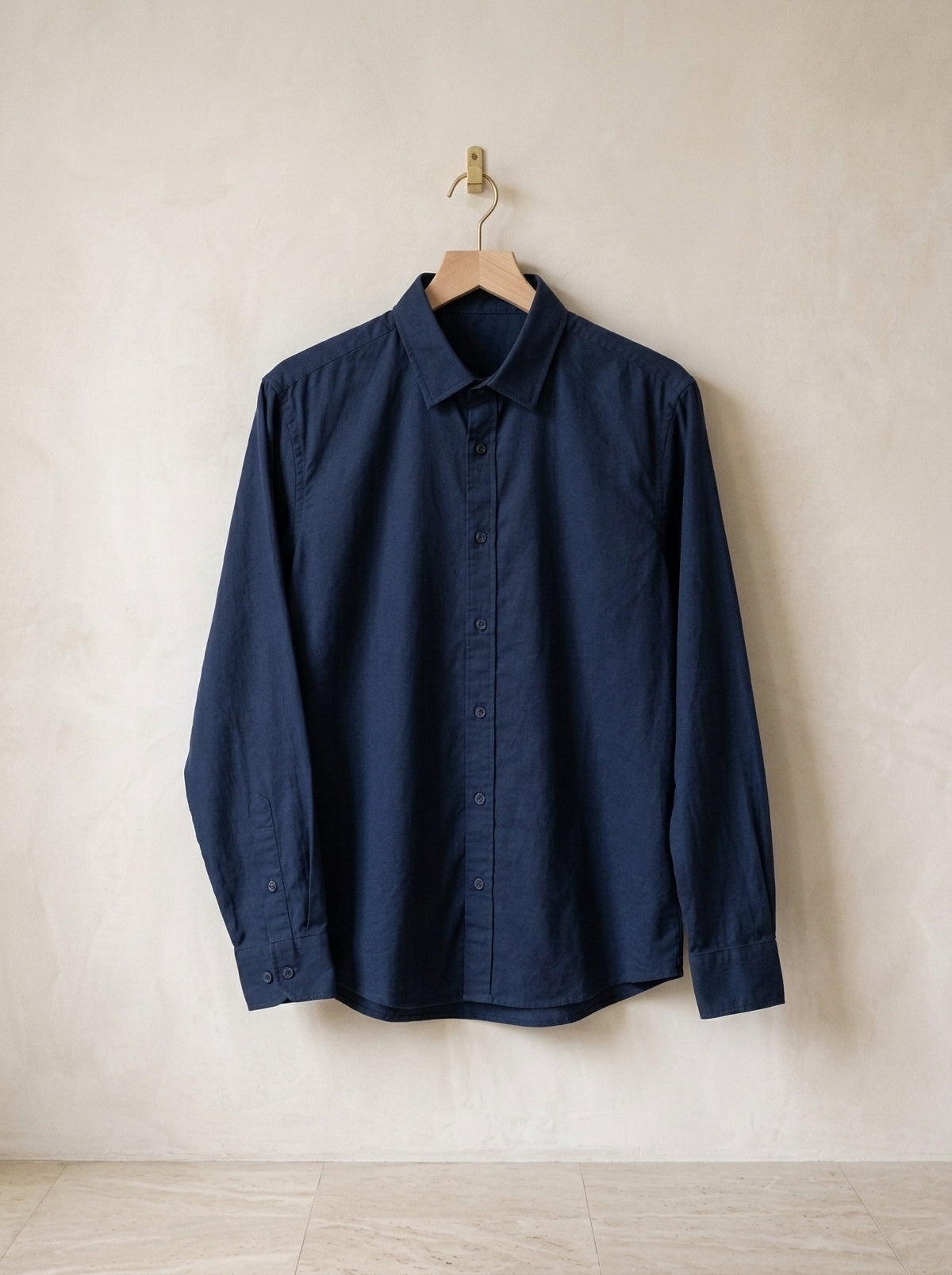 Azul-marinho | Camisa slim Annecy azul-marinho – peça sozinha, no cabide de madeira