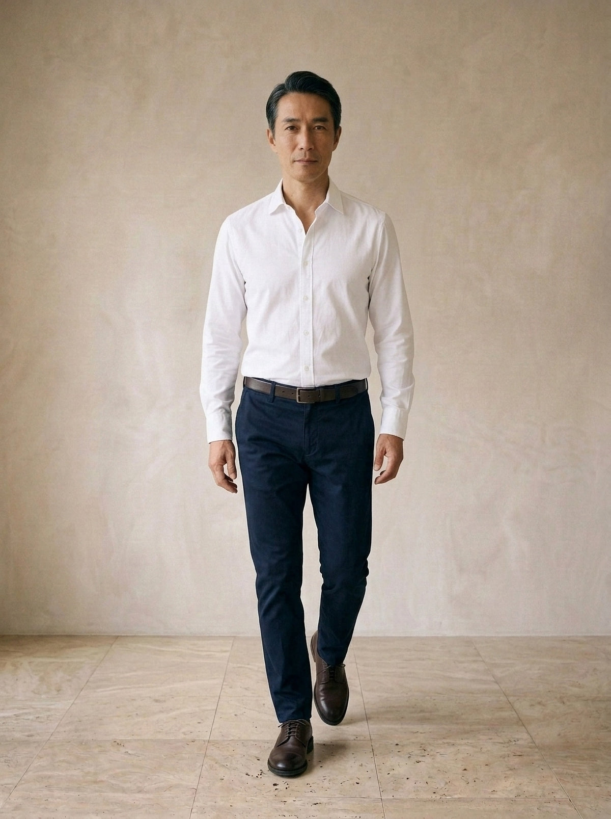 Branco | Camisa slim Annecy branco – corpo inteiro, modelo caminhando