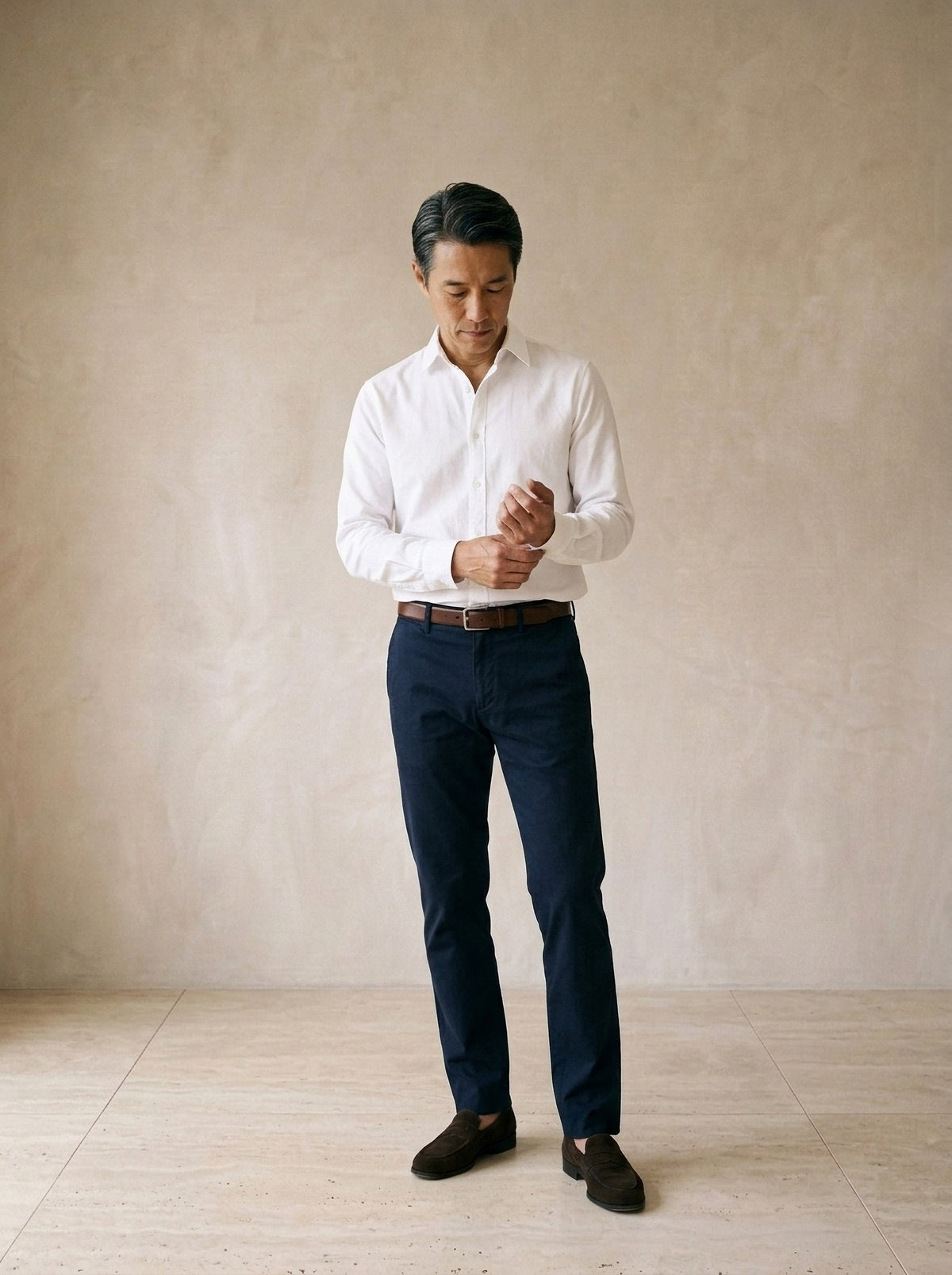 Branco | Camisa slim Annecy branco – modelo ajustando a manga