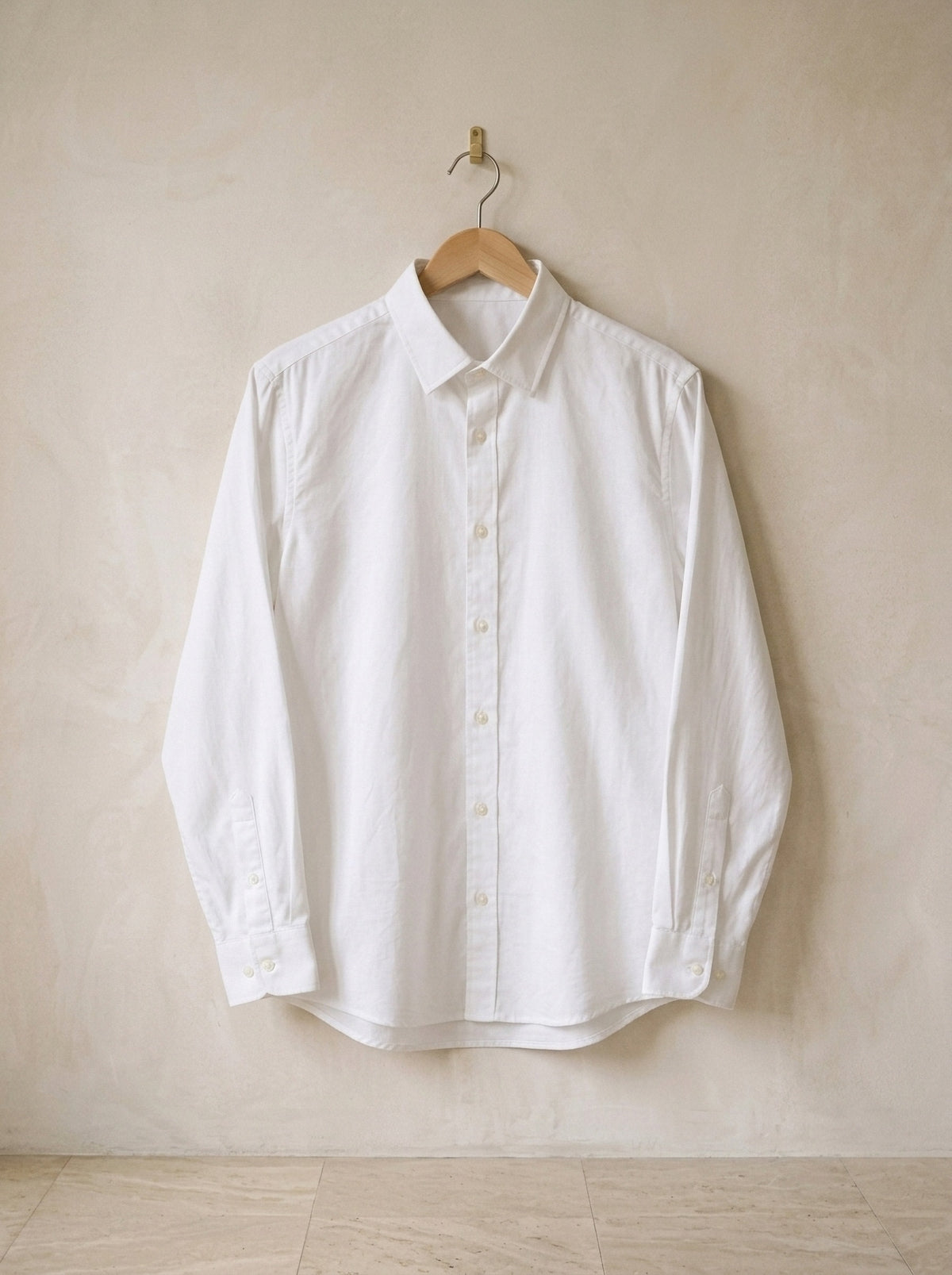 Branco | Camisa slim Annecy branco – peça sozinha, no cabide de madeira