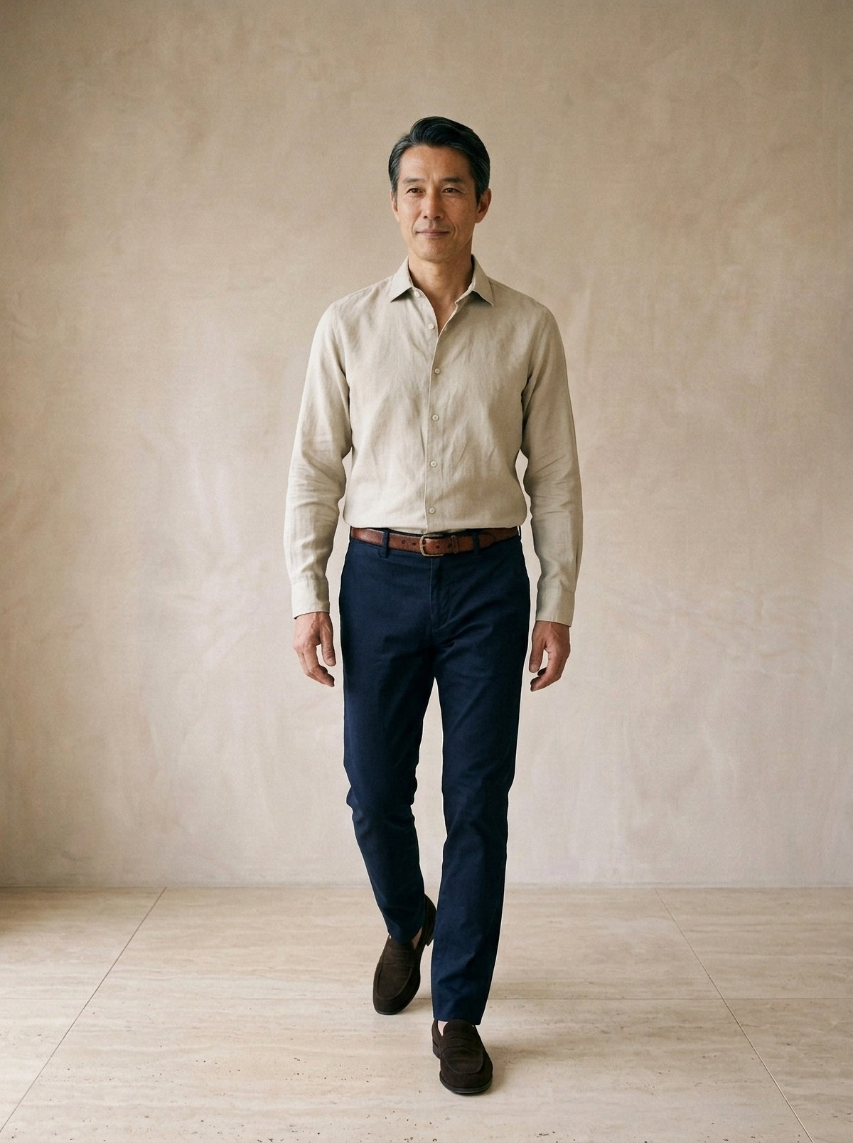 Caqui | Camisa slim Annecy caqui – corpo inteiro, modelo caminhando