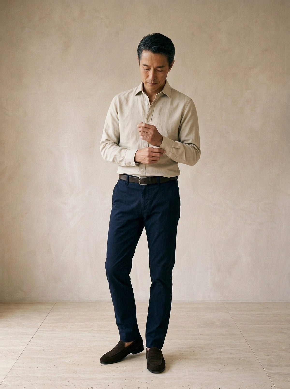 Caqui | Camisa slim Annecy caqui – modelo ajustando a manga