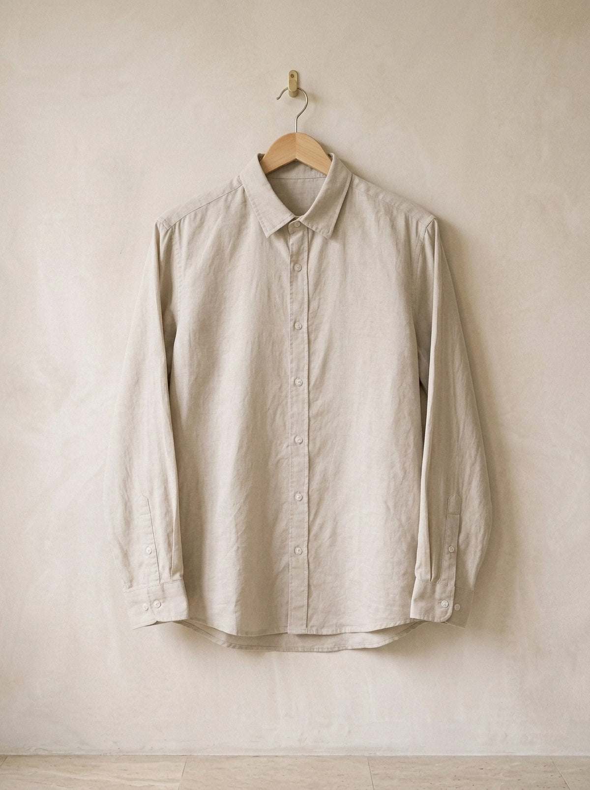 Caqui | Camisa slim Annecy caqui – peça sozinha, no cabide de madeira
