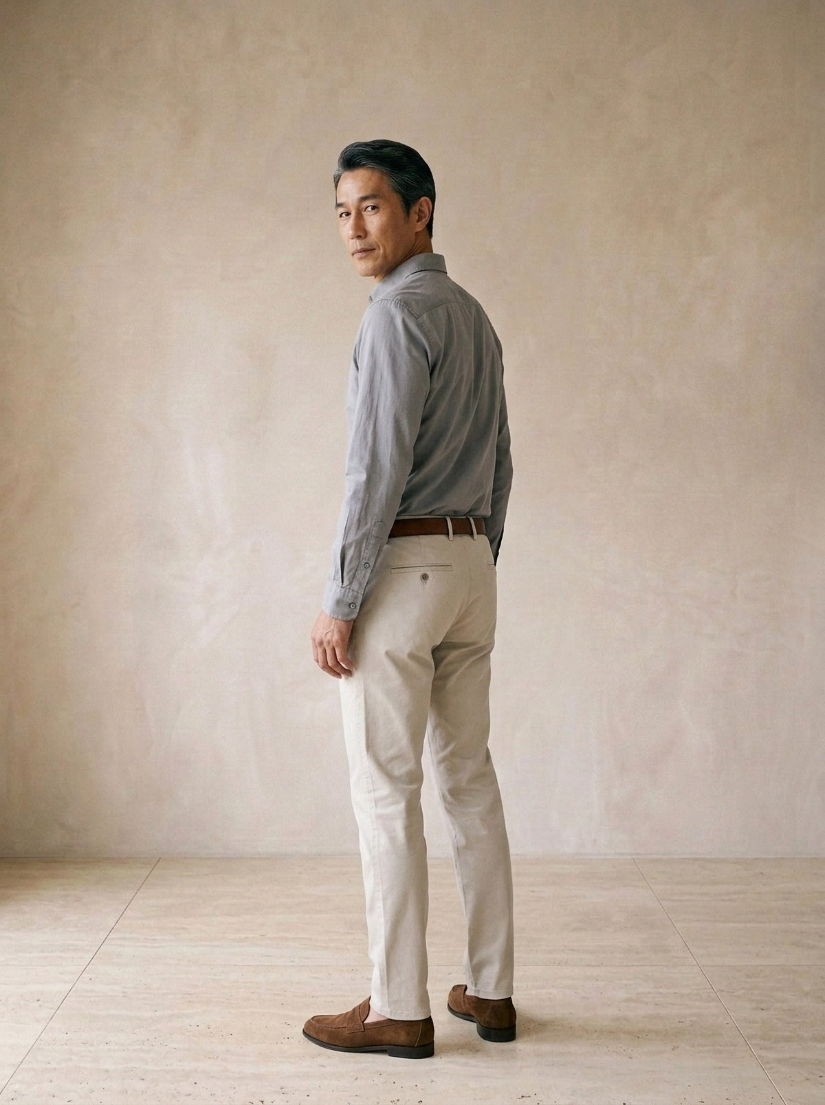 Cinza | Camisa slim Annecy cinza – costas, olhando por cima do ombro