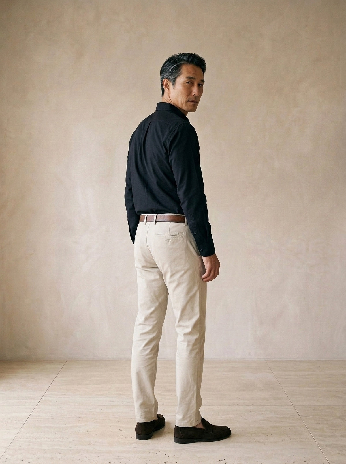 Preto | Camisa slim Annecy preto – costas, olhando por cima do ombro