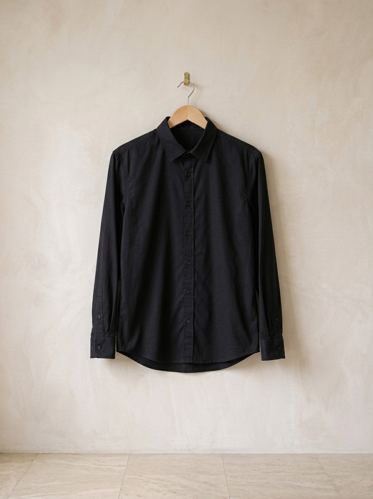 Preto | Camisa slim Annecy preto – peça sozinha, no cabide de madeira