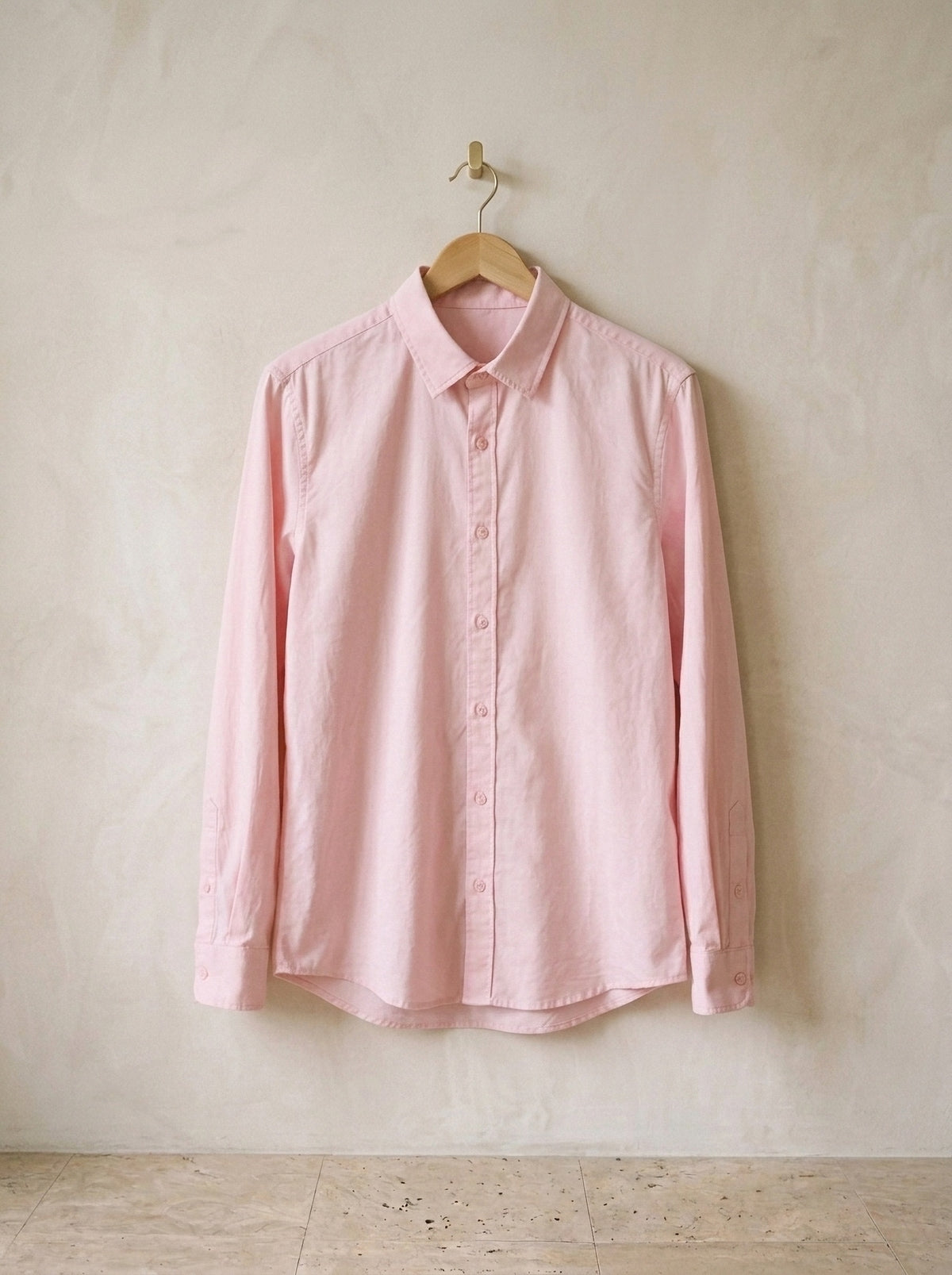Rosa | Camisa slim Annecy rosa – peça sozinha, no cabide de madeira