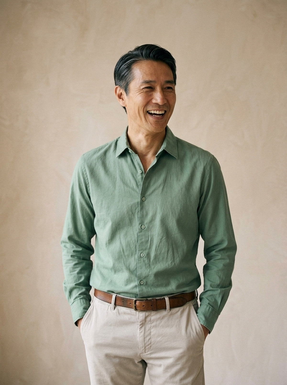 Verde | Camisa slim Annecy verde – modelo sorrindo, recorte médio