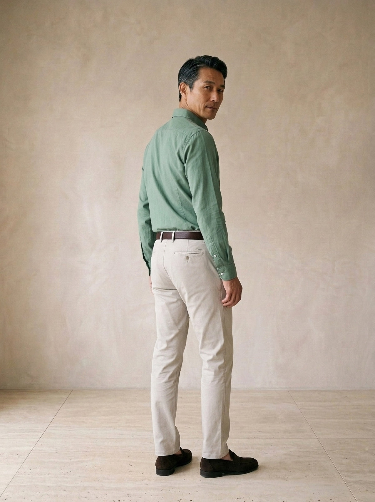 Verde | Camisa slim Annecy verde – costas, olhando por cima do ombro