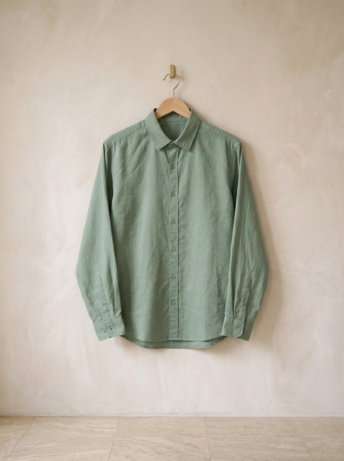 Verde | Camisa slim Annecy verde – peça sozinha, no cabide de madeira