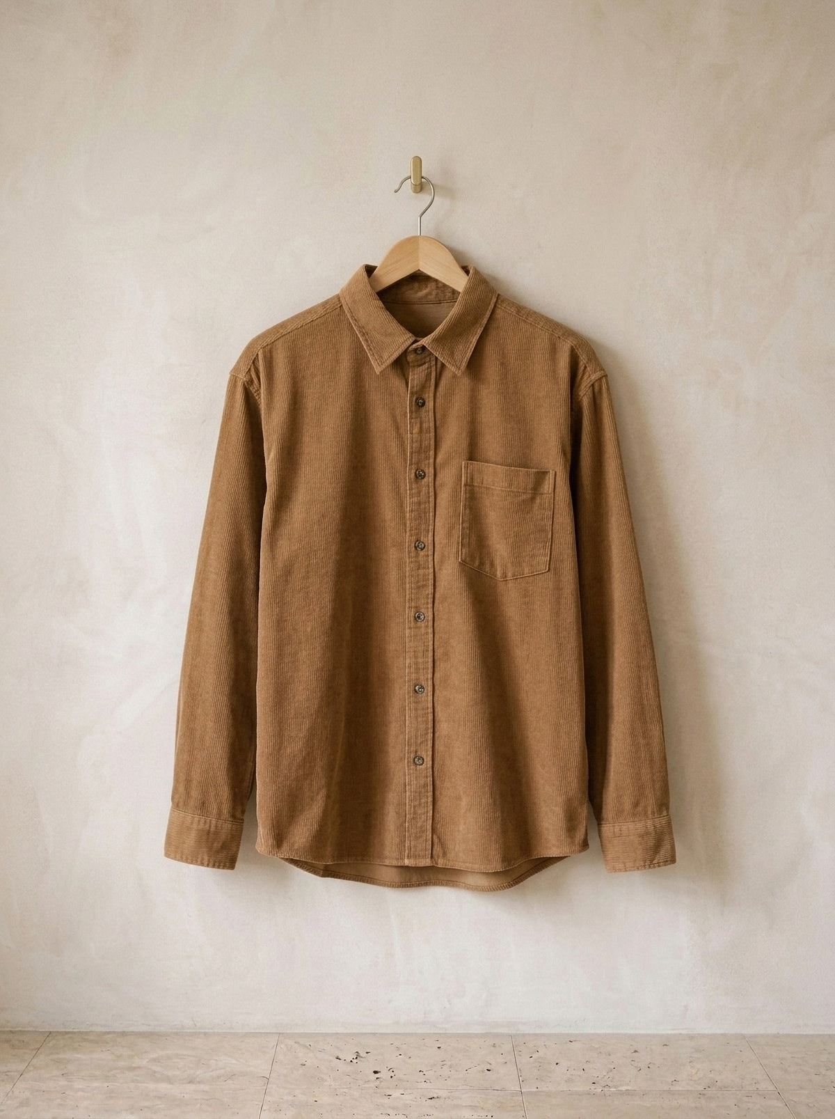 Caramelo | Camisa de veludo manga longa Antibes caramelo – peça sozinha, no cabide de madeira