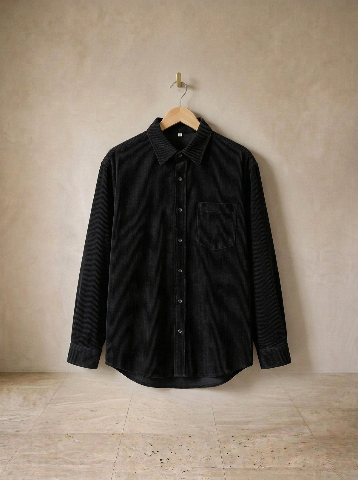 Preto | Camisa de veludo manga longa Antibes preto – peça sozinha, no cabide de madeira