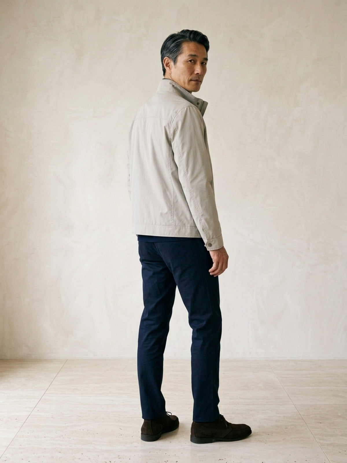 Cinza-claro | Jaqueta casual Sartong Antuérpia cinza-claro – costas, olhando por cima do ombro