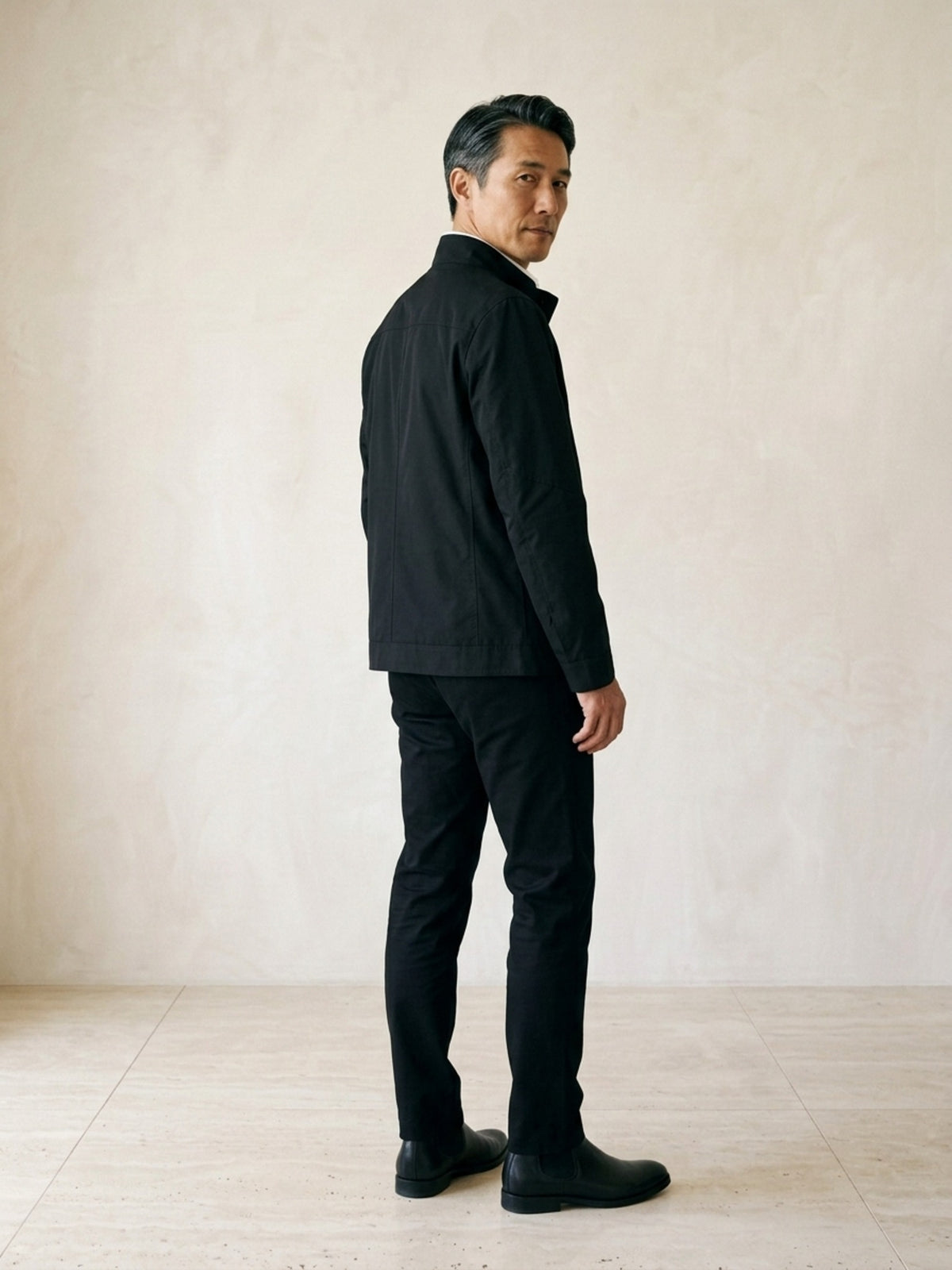 Preto | Jaqueta casual Sartong Antuérpia preto – costas, olhando por cima do ombro