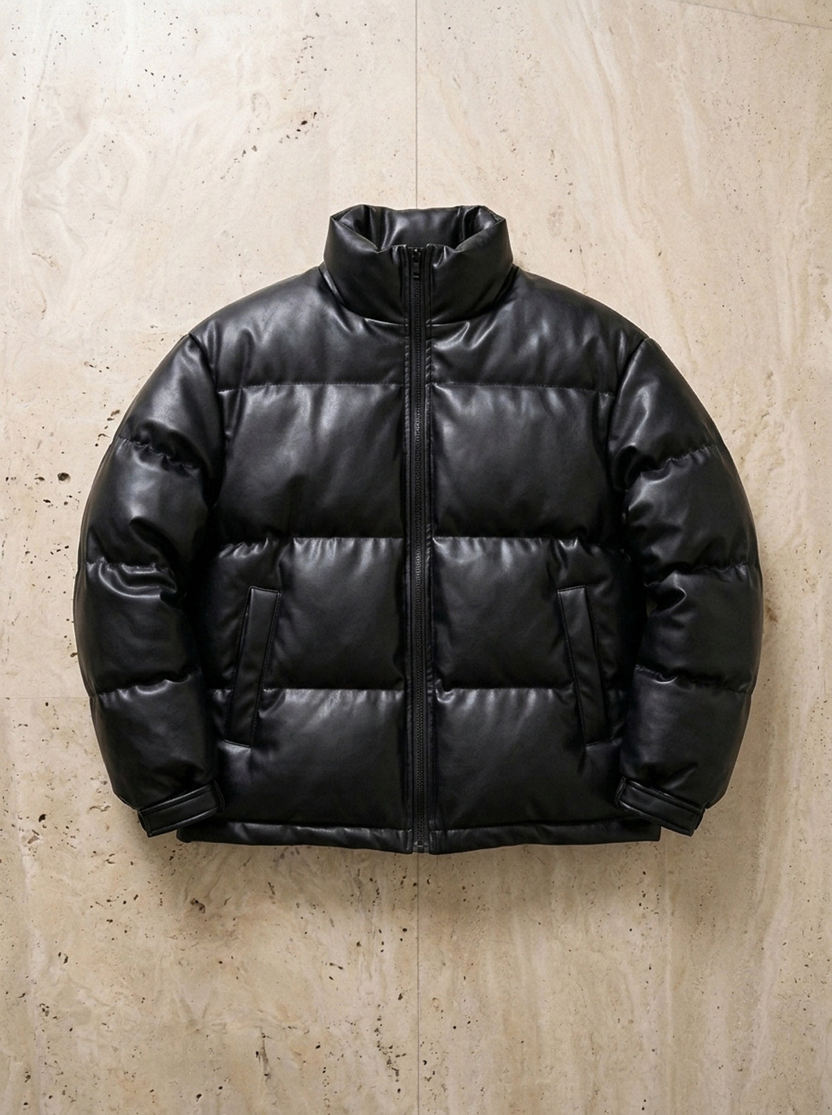 Jaqueta puffer de couro ecológico Arezzo – peça sozinha vista de cima