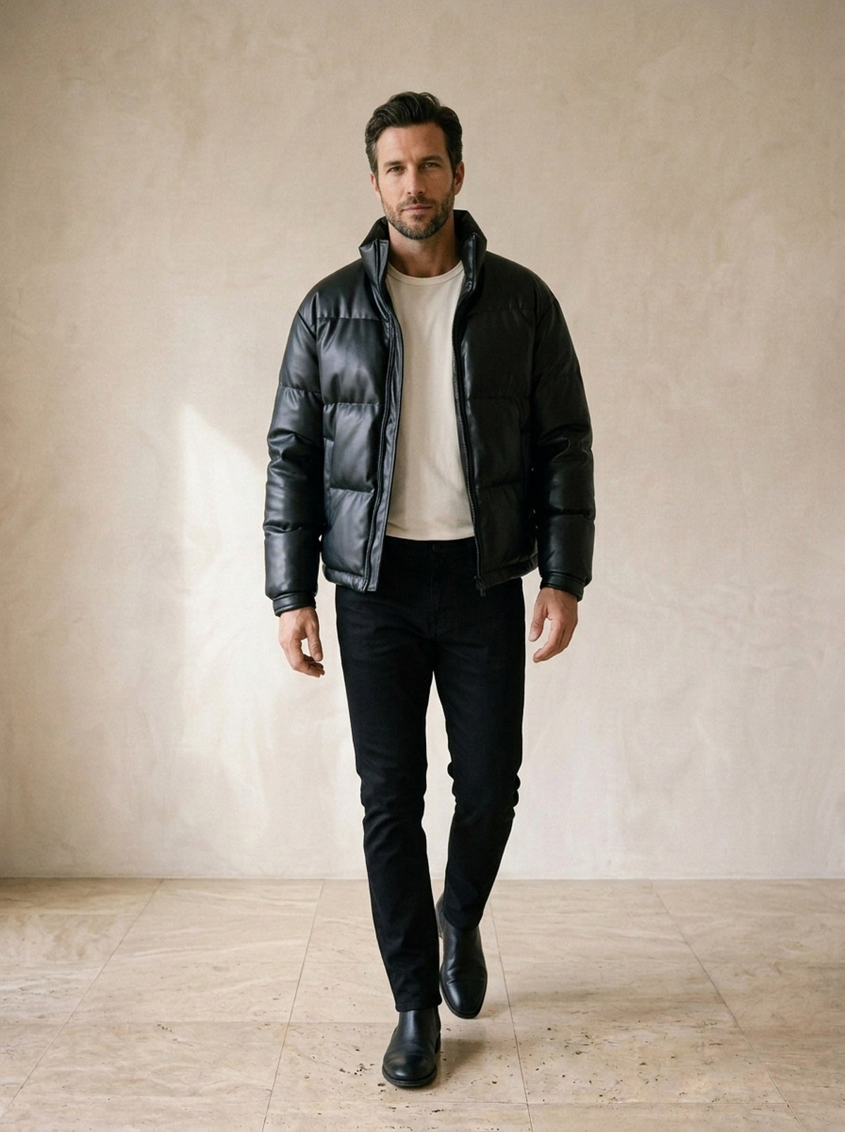 Jaqueta puffer de couro ecológico Arezzo – corpo inteiro, modelo caminhando