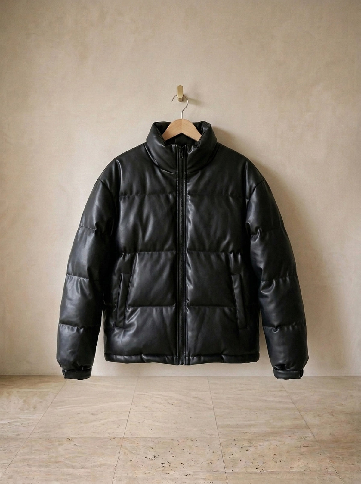 Jaqueta puffer de couro ecológico Arezzo – peça sozinha, foto de produto