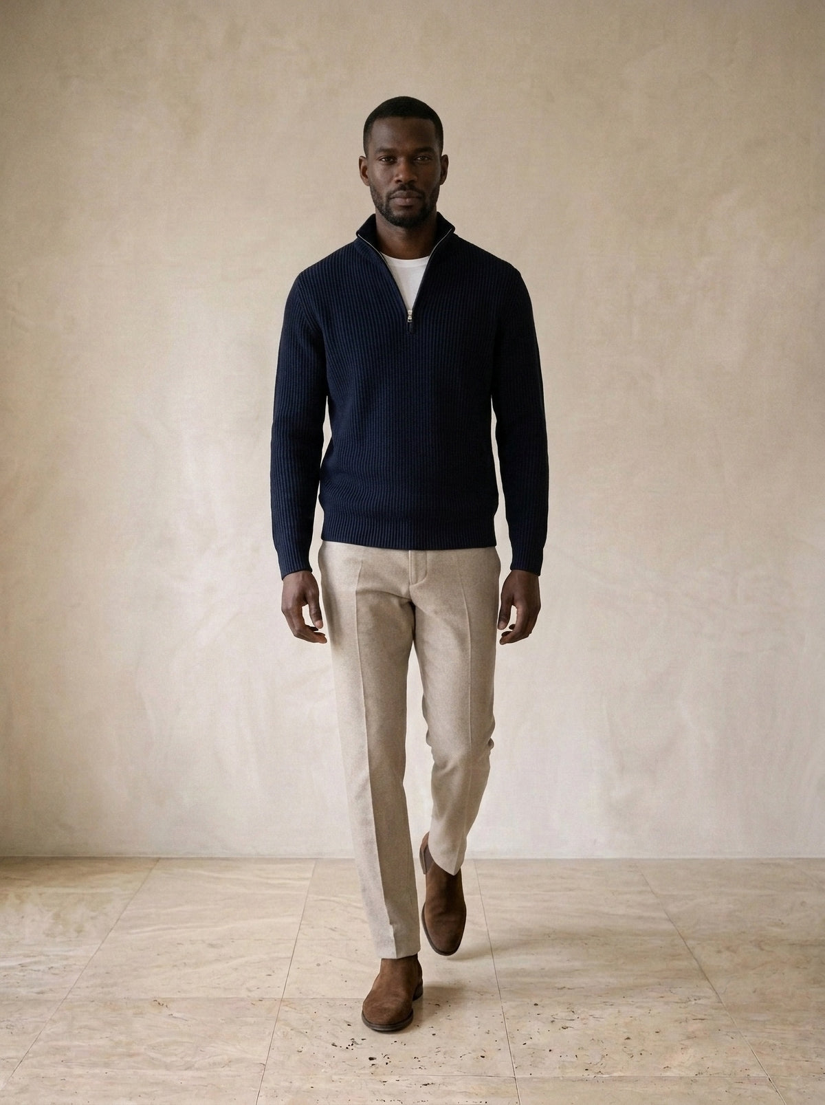Azul-marinho | Suéter de tricot Argentière azul-marinho – corpo inteiro, modelo caminhando