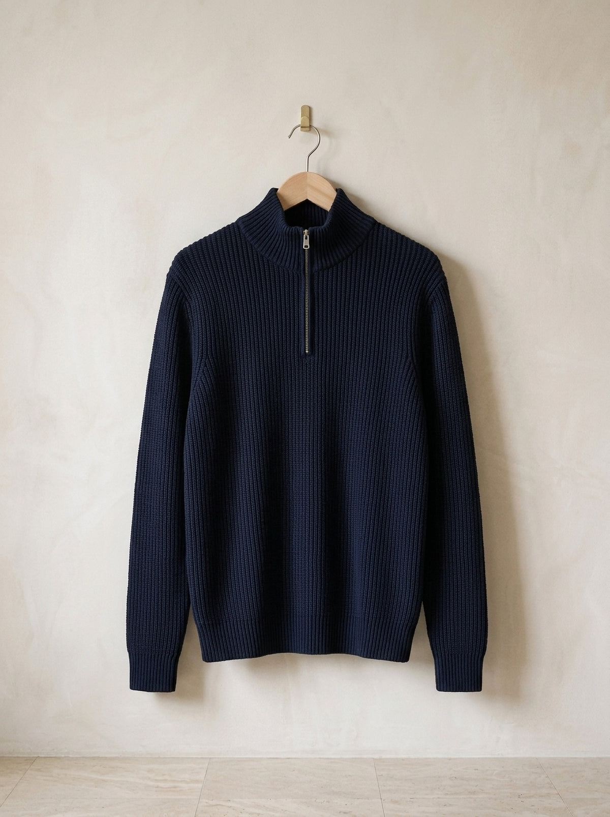 Azul-marinho | Suéter de tricot Argentière azul-marinho – peça sozinha, no cabide de madeira