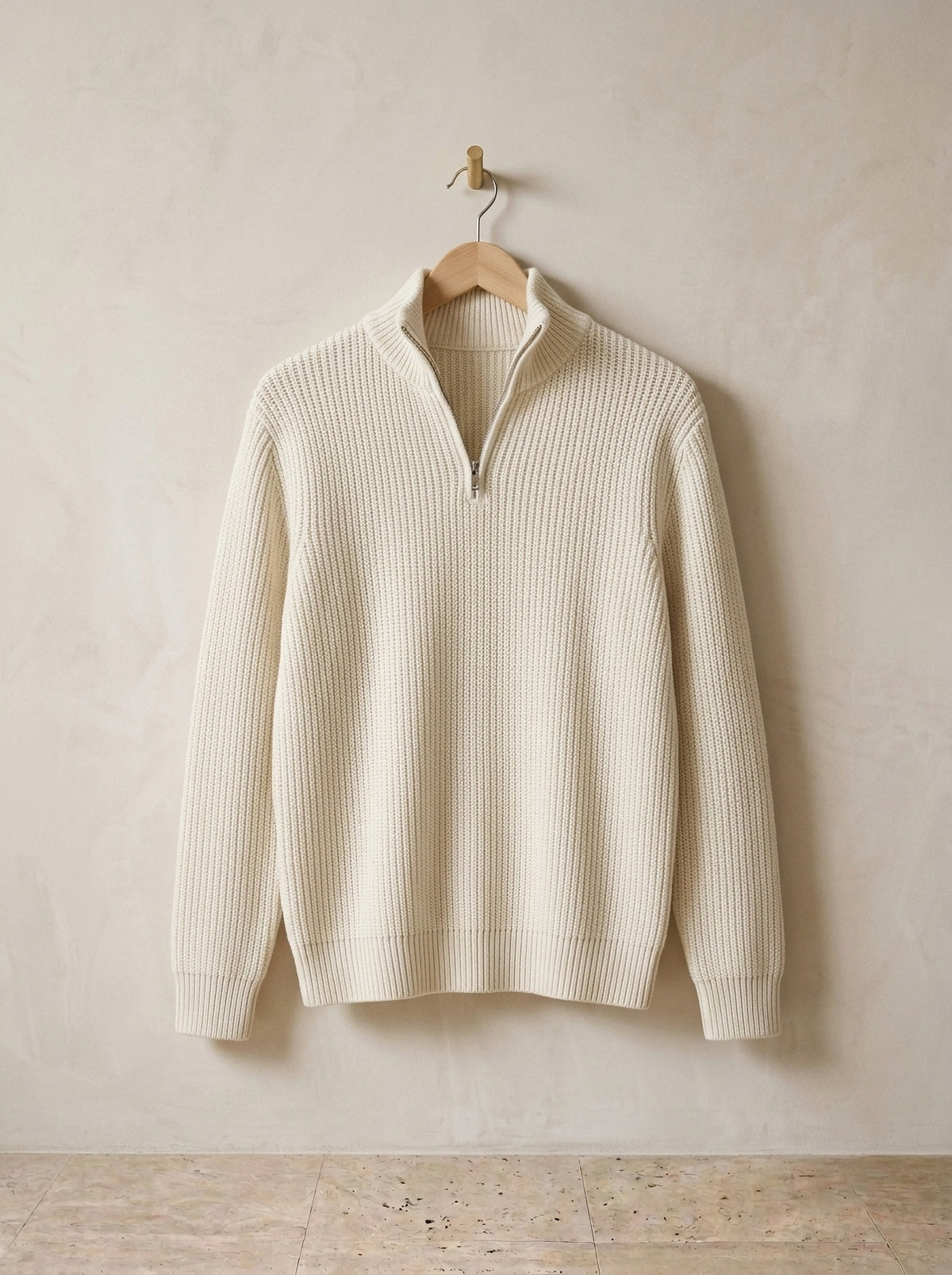 Bege | Suéter de tricot Argentière bege – peça sozinha, no cabide de madeira