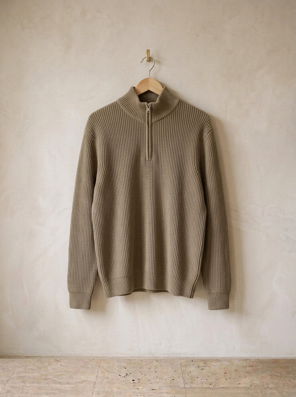 Caqui | Suéter de tricot Argentière caqui – peça sozinha, no cabide de madeira