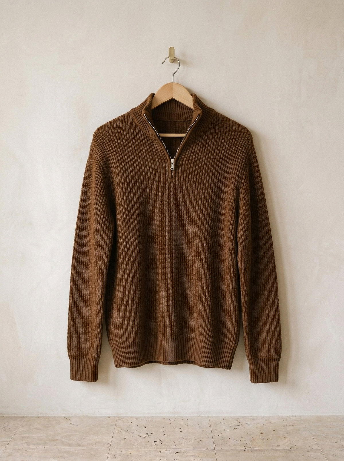 Marrom | Suéter de tricot Argentière marrom – peça sozinha, no cabide de madeira