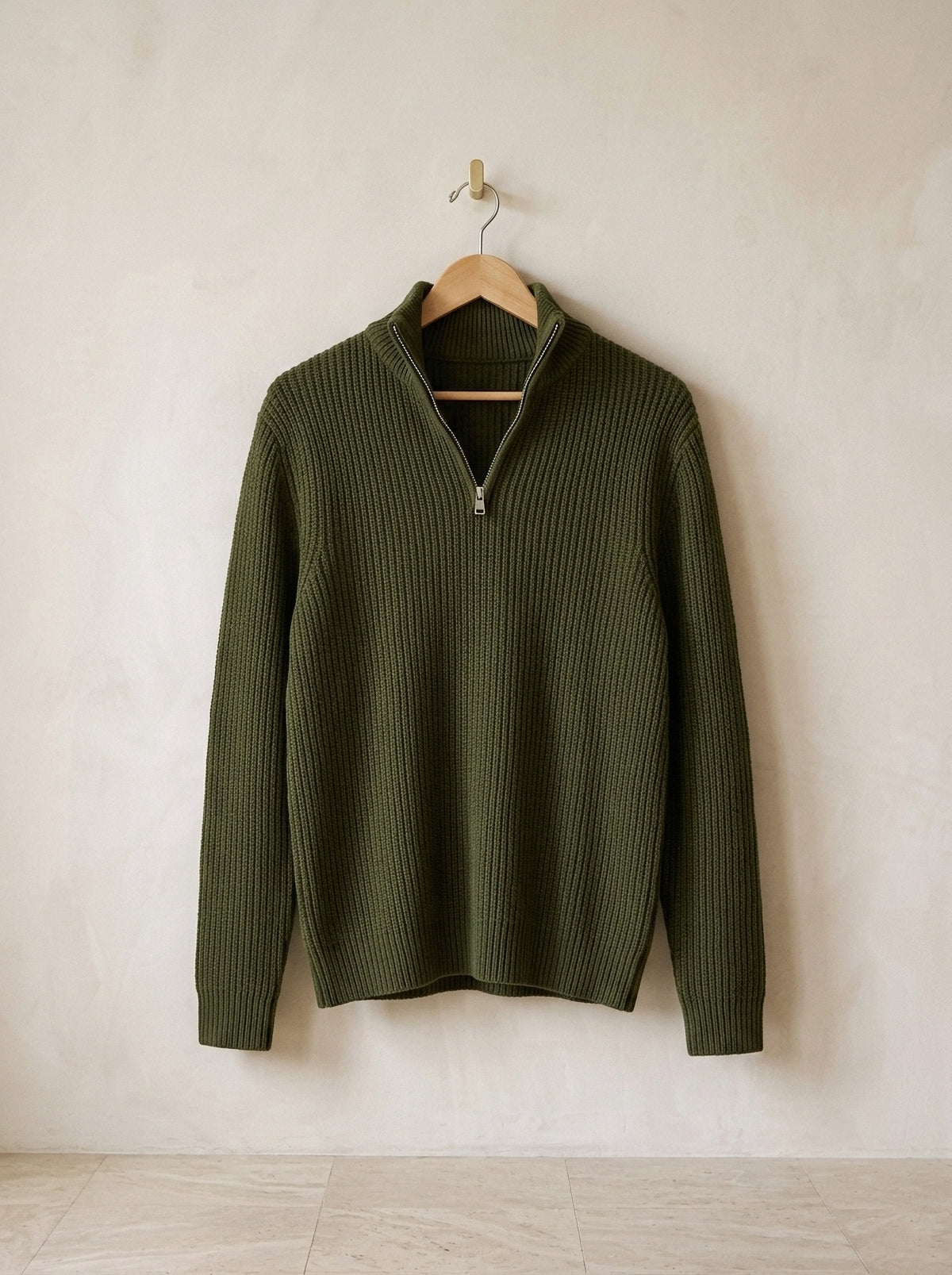 Verde | Suéter de tricot Argentière verde – peça sozinha, no cabide de madeira