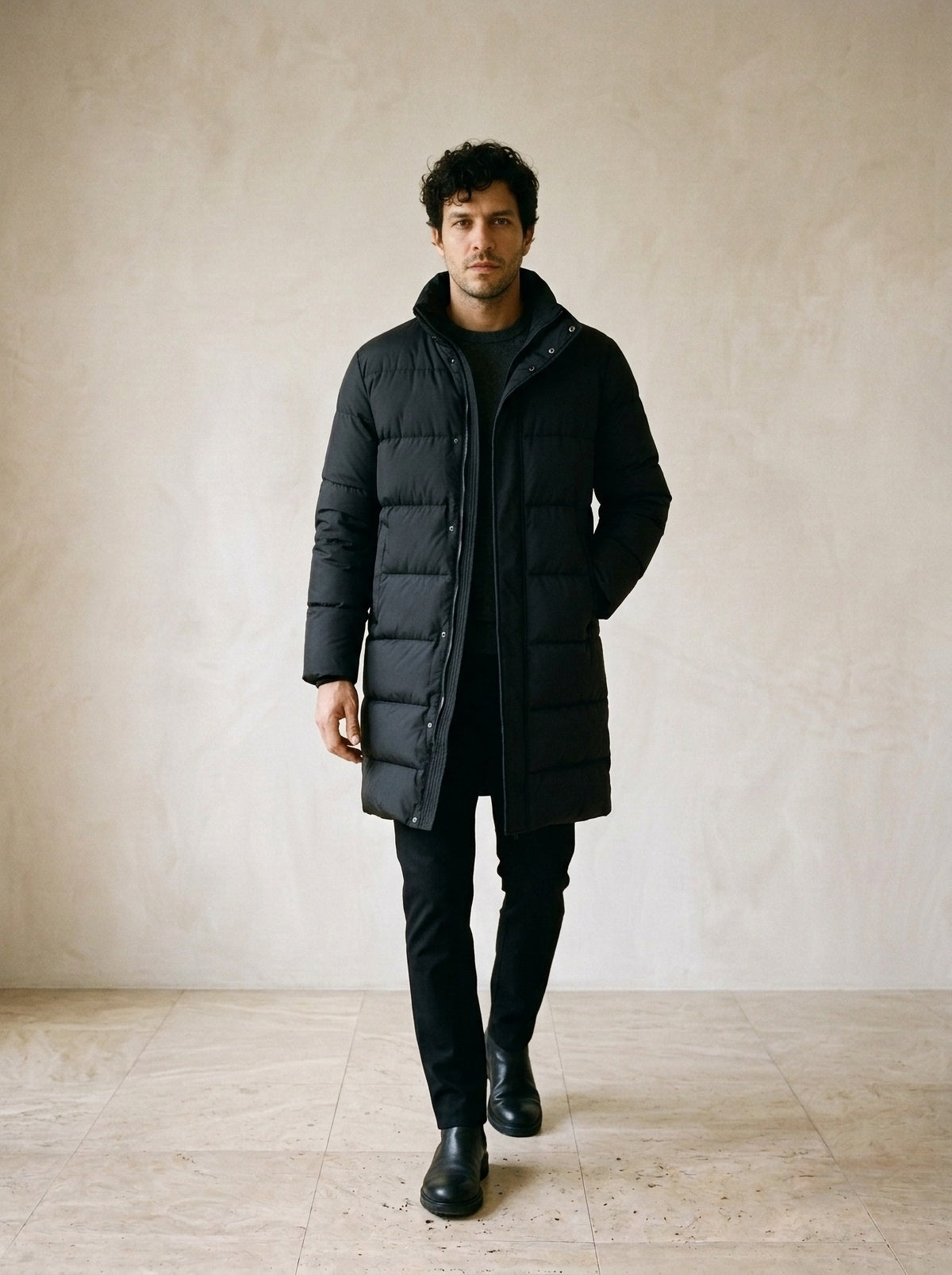 Preto | Jaqueta acolchoada longa Arnhem preto – corpo inteiro, modelo caminhando