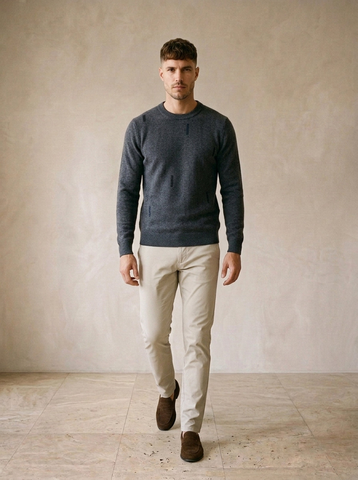 Cinza-escuro | Suéter de tricô com traços Arosa cinza-escuro – corpo inteiro, modelo caminhando