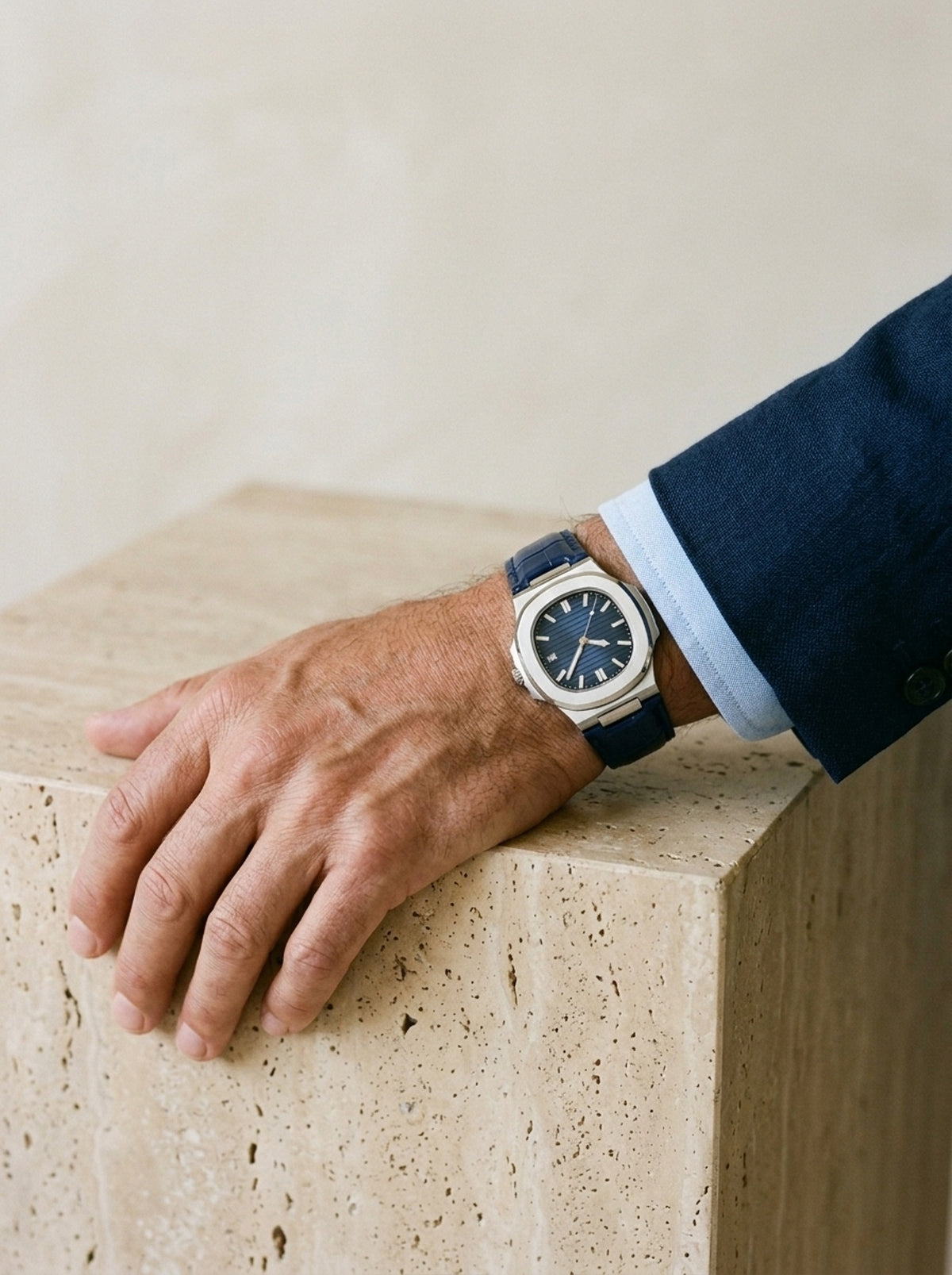 Prateado e azul | Relógio com pulseira de couro Ascoli prateado e azul – peça no pulso, recorte próximo