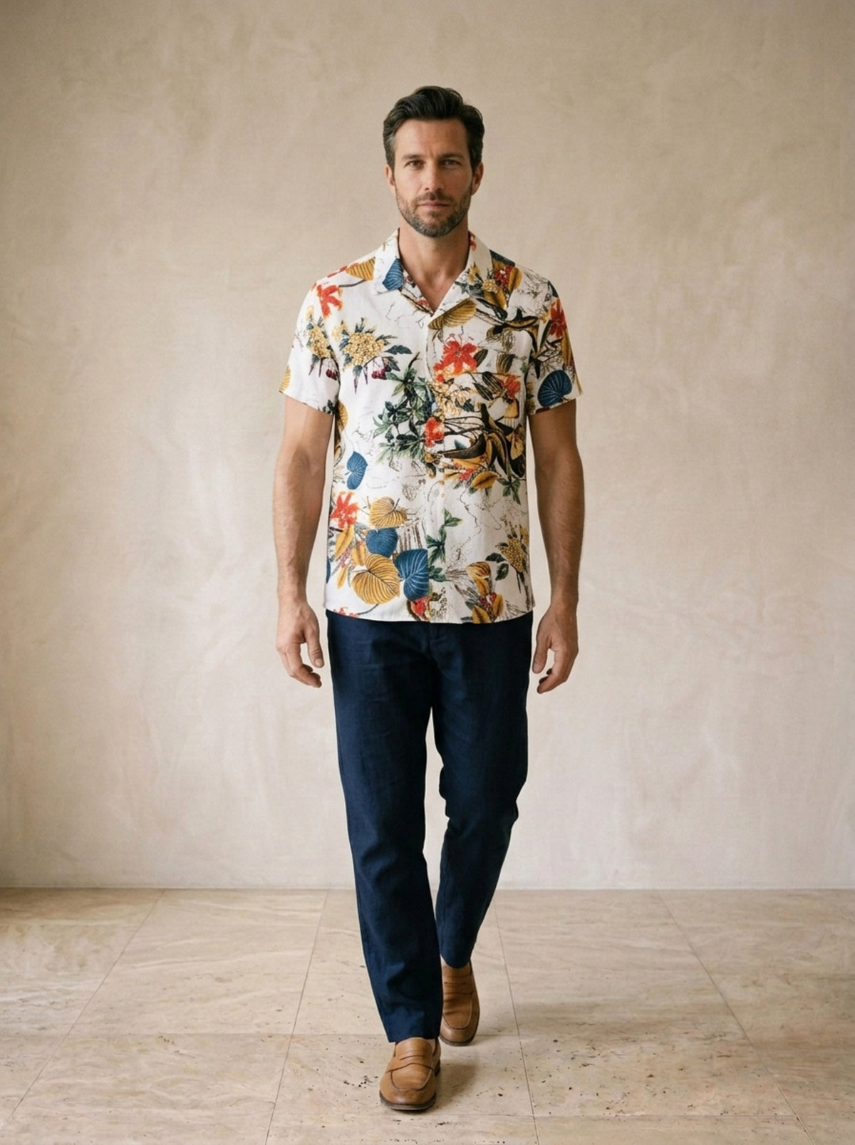Camisa tropical Assisi – corpo inteiro, modelo caminhando