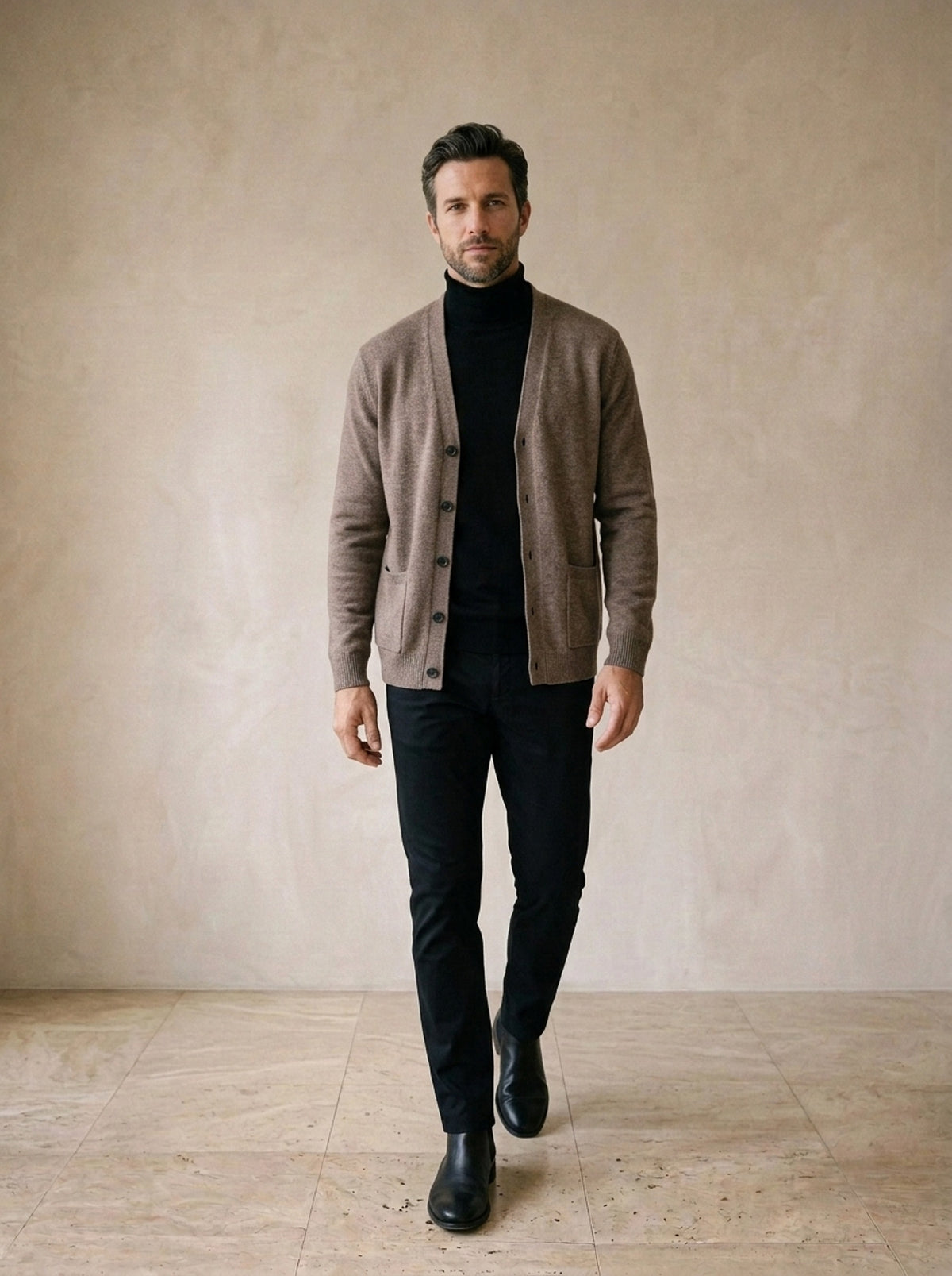 Café | Cardigan de tricô decote V Auch café – corpo inteiro, modelo caminhando