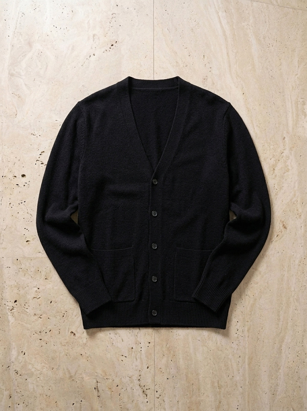 Preto | Cardigan de tricô decote V Auch preto – peça sozinha vista de cima