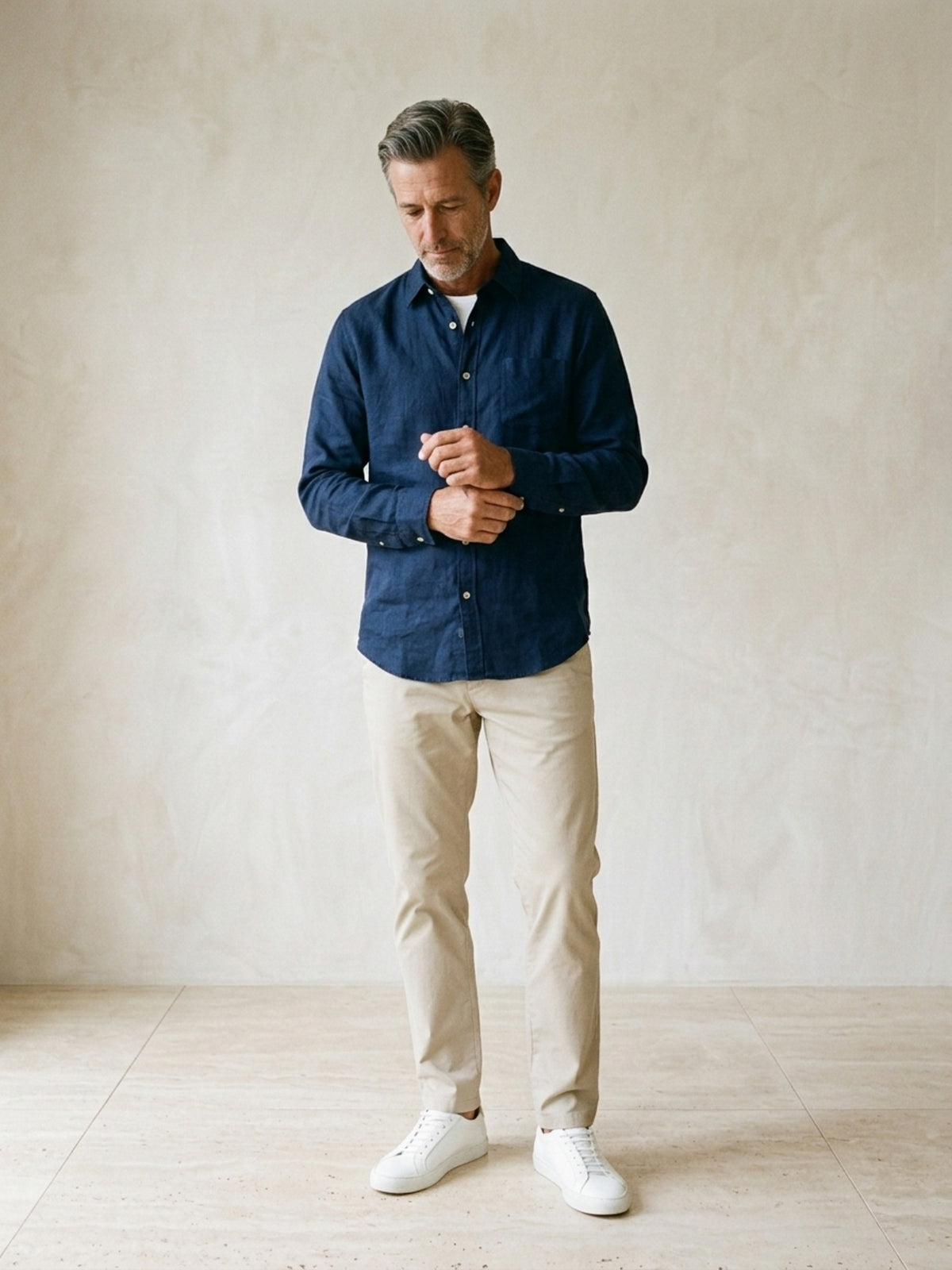 Azul | Camisa de linho e algodão Sartong Aveiro azul – modelo ajustando a manga